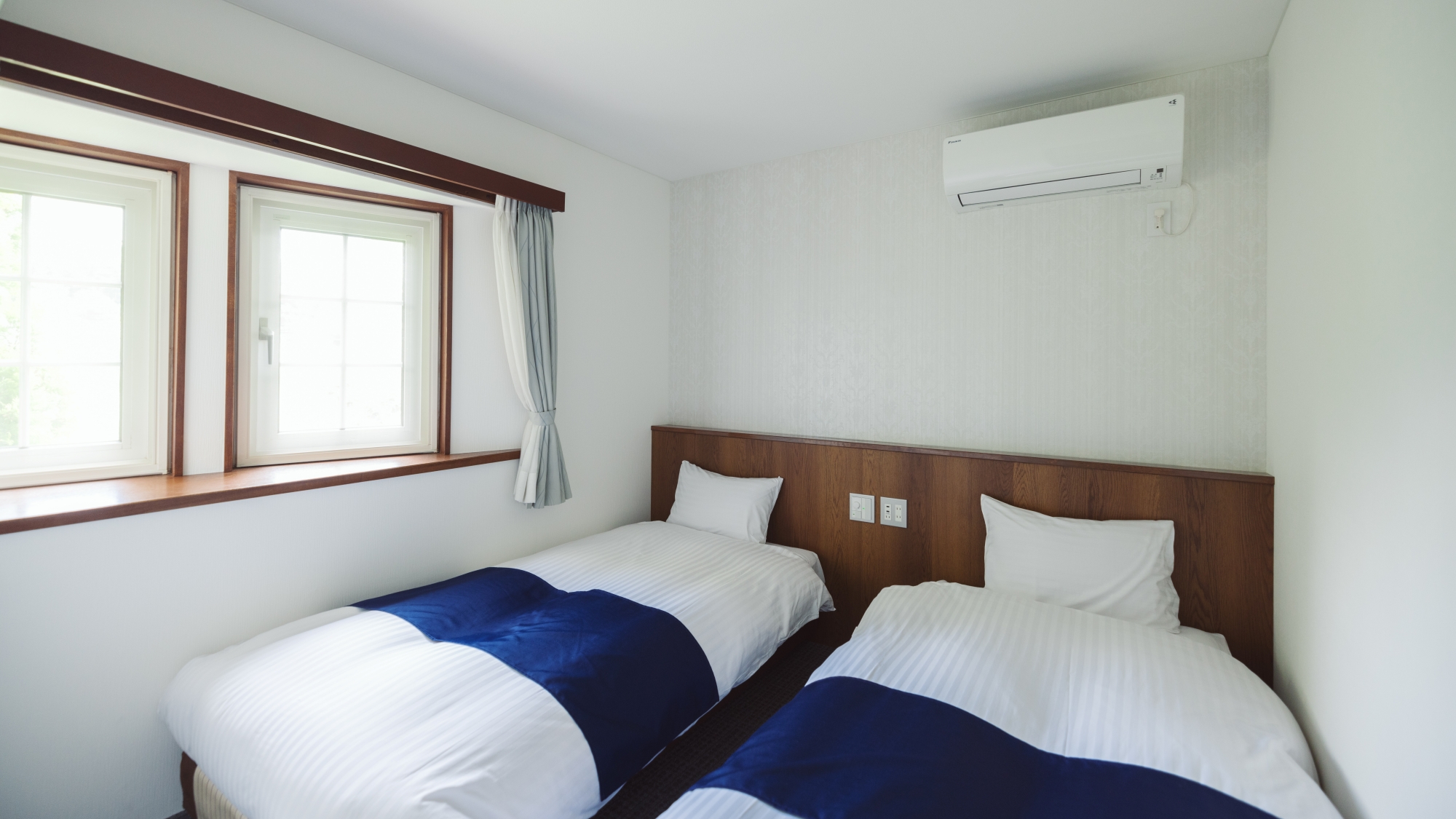 *部屋一例（ツインルーム・UB）／ユニットバスの分、他のツインルームより広めのリビングスペースです。