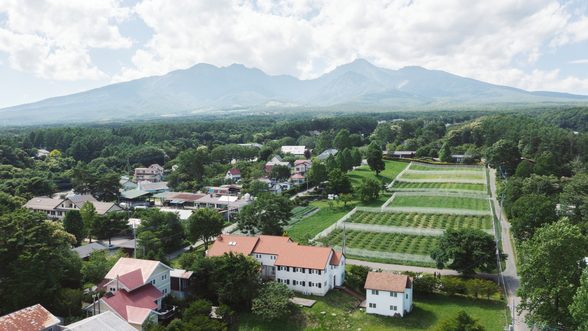 *外観／牧草地と果樹畑に囲まれた自然豊かな高原の小さなホテルです。全７室でのんびりお過ごしください。
