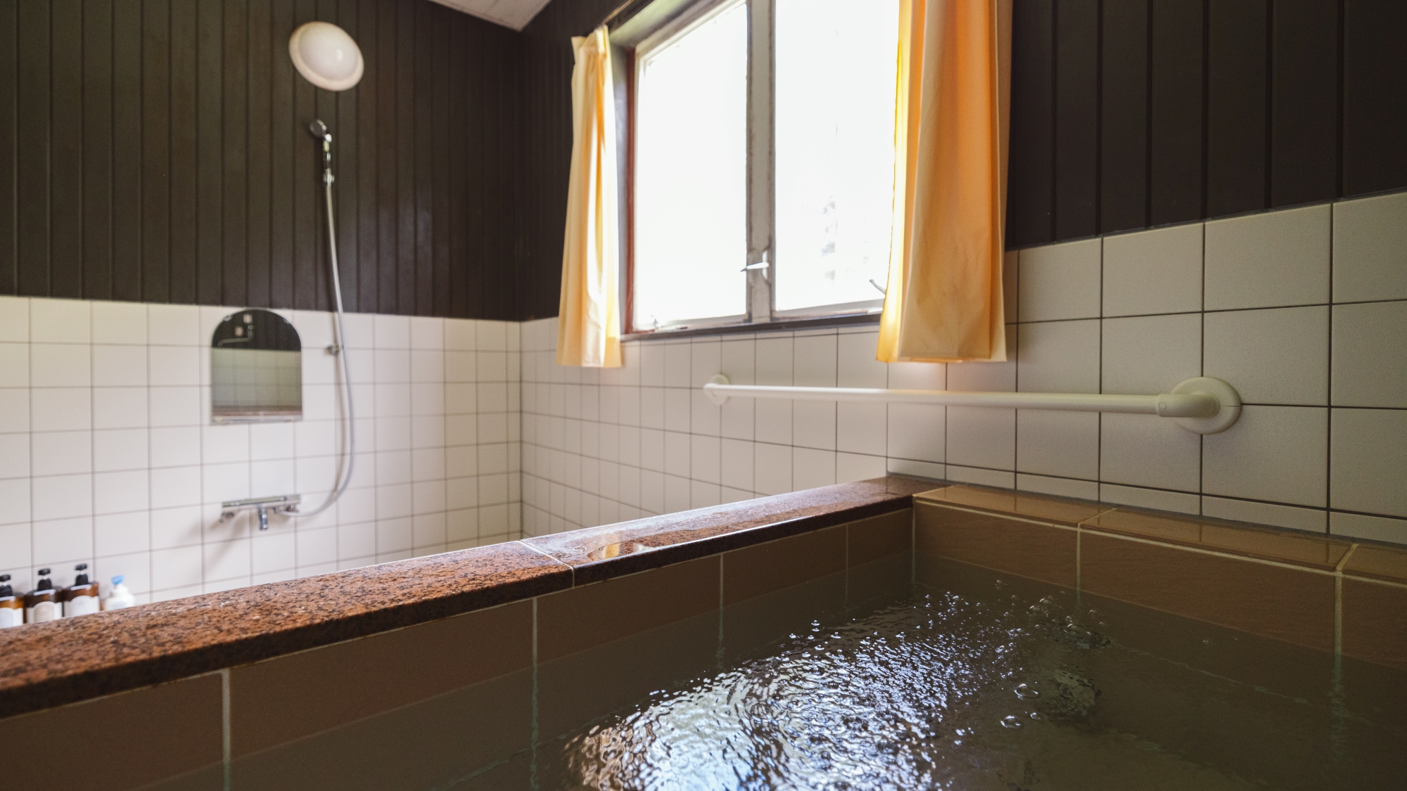 *貸切風呂／家族やカップルで気兼ねなくリラックスできる、2～3名でちょうどよいサイズのお風呂。