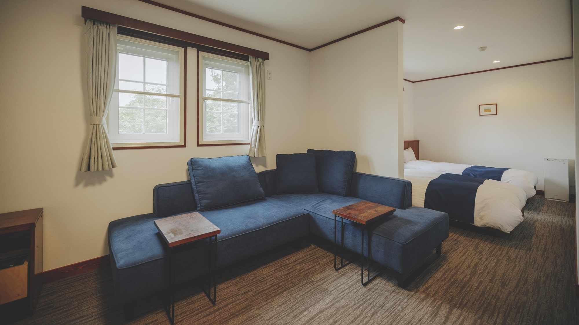 *部屋一例（ファミリースイート）／ソファに座ってゆったり過ごせるリビングスペースもあります。