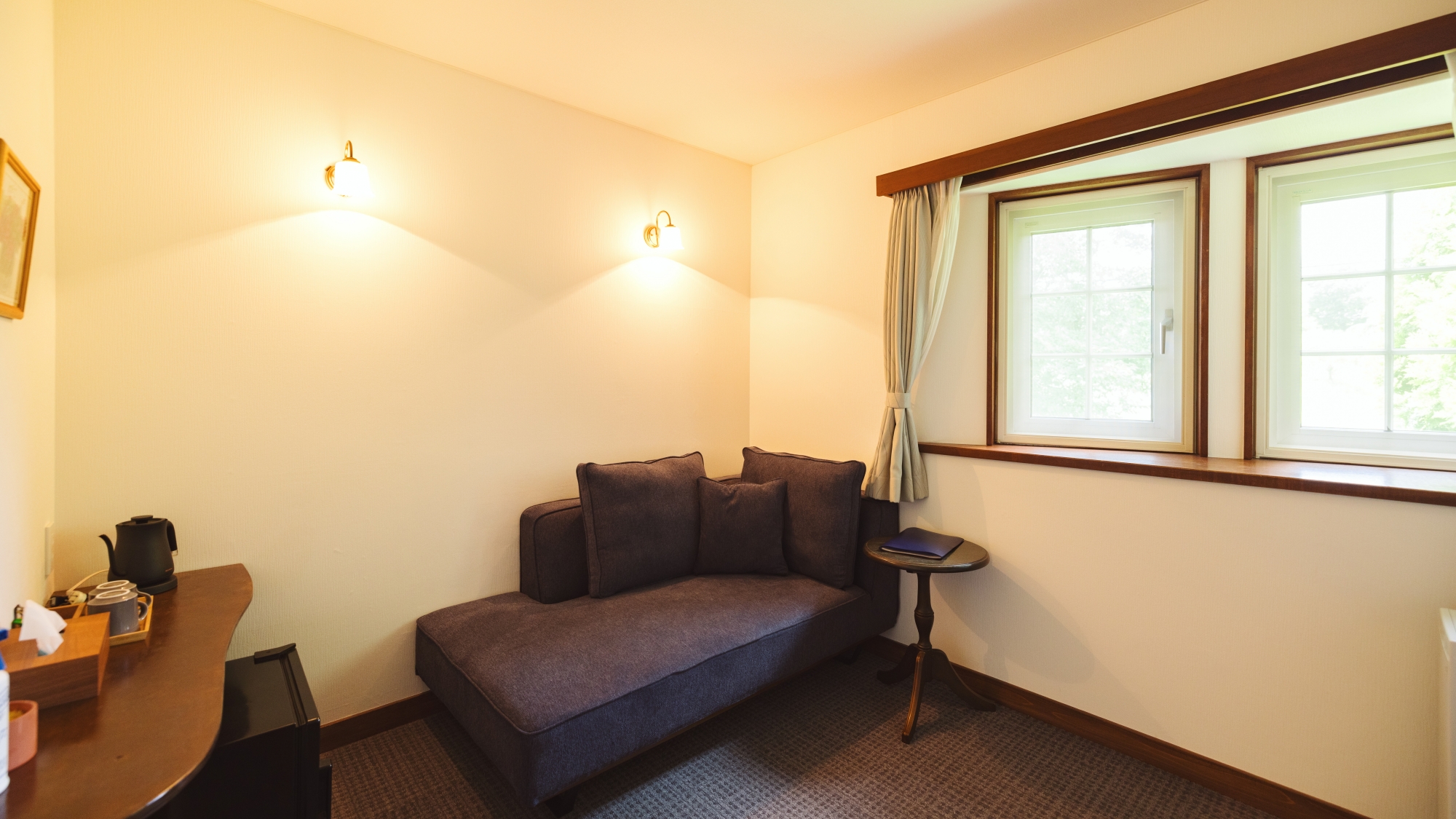 *部屋一例（ツインルーム・UB）／ユニットバスの分、他のツインルームより広めのリビングスペースです。