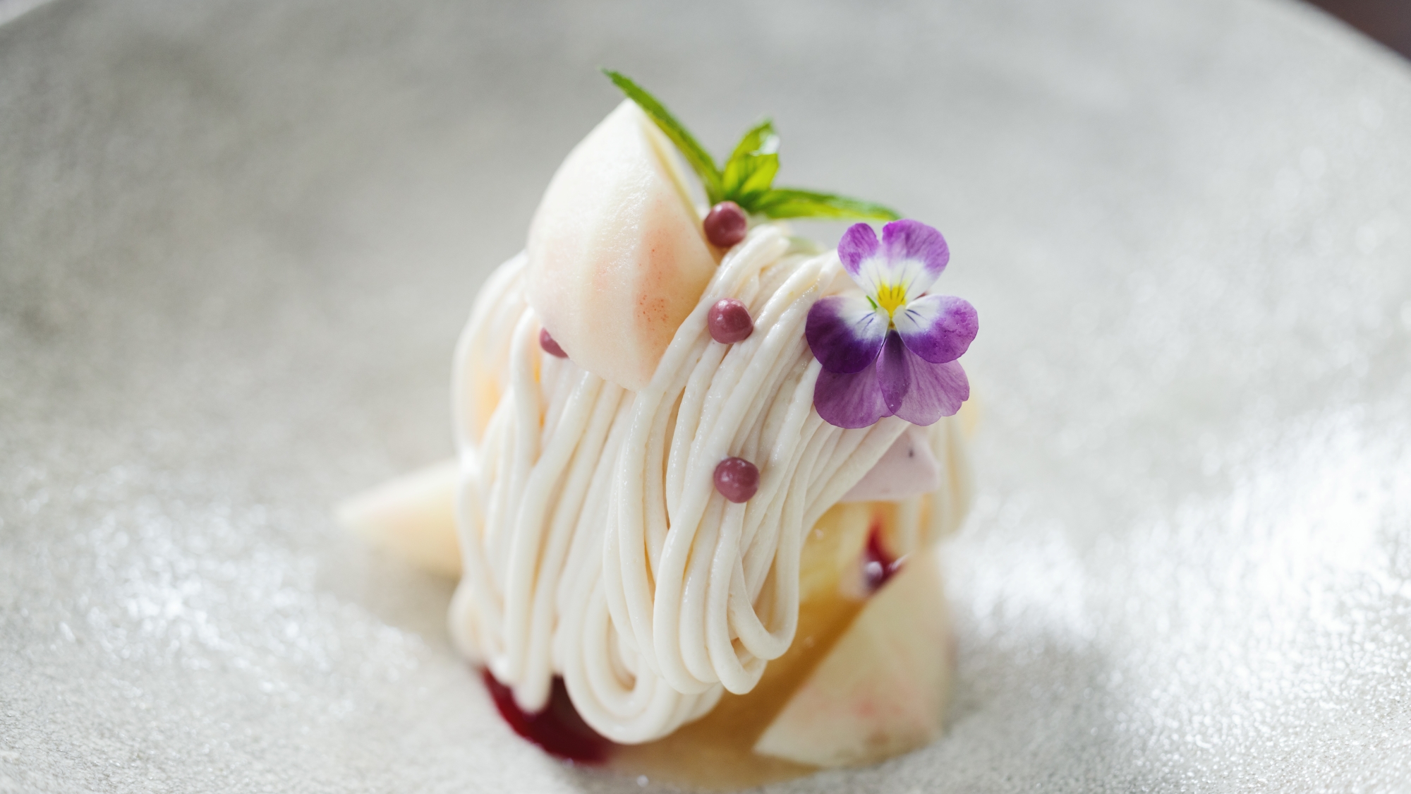 *夕食一例（デザート）／桃ンブラン。モンブラン好きのシェフによる季節のモンブランです。