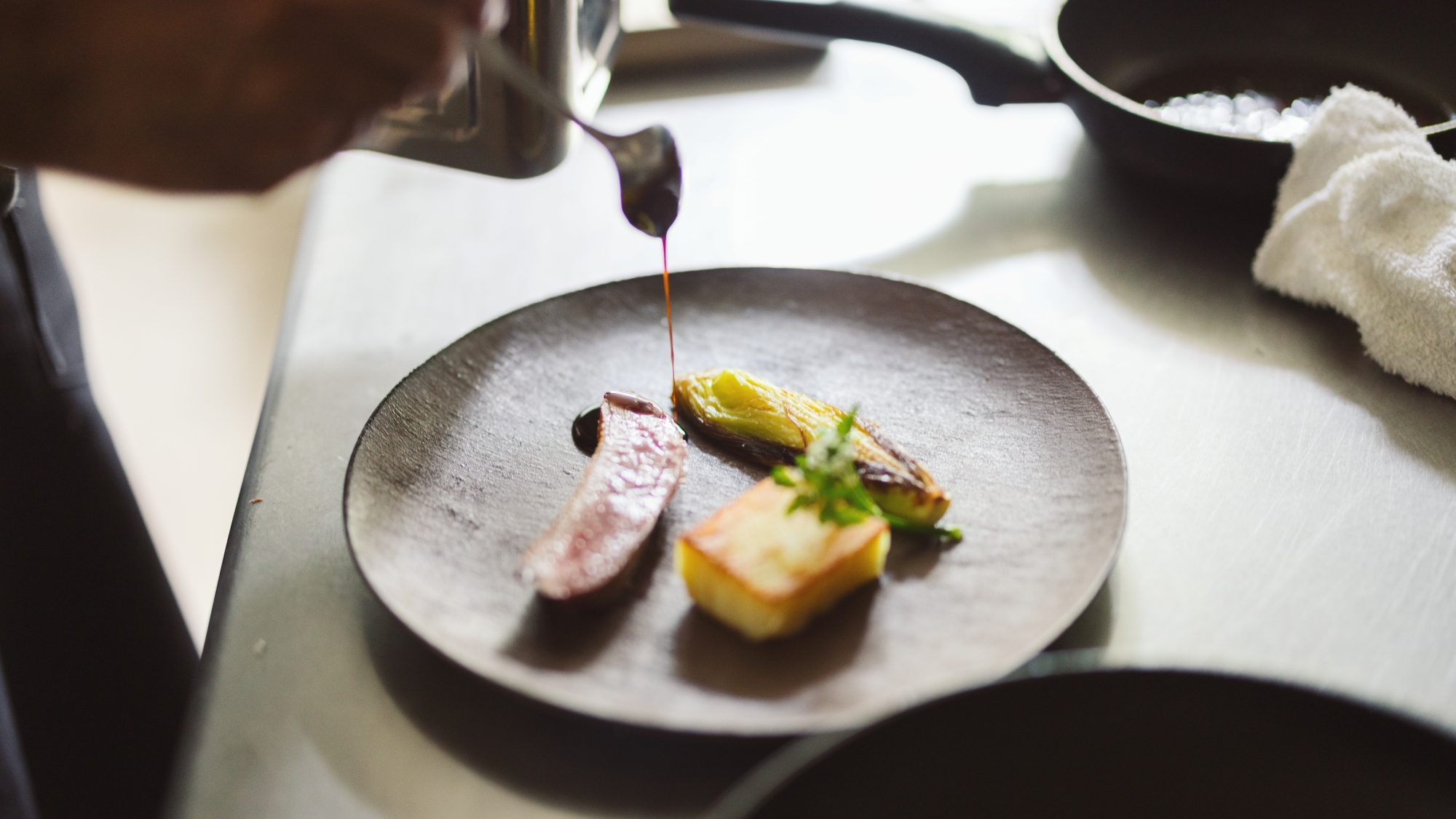 *調理の様子／一皿一皿、丁寧に仕上げてまいります。