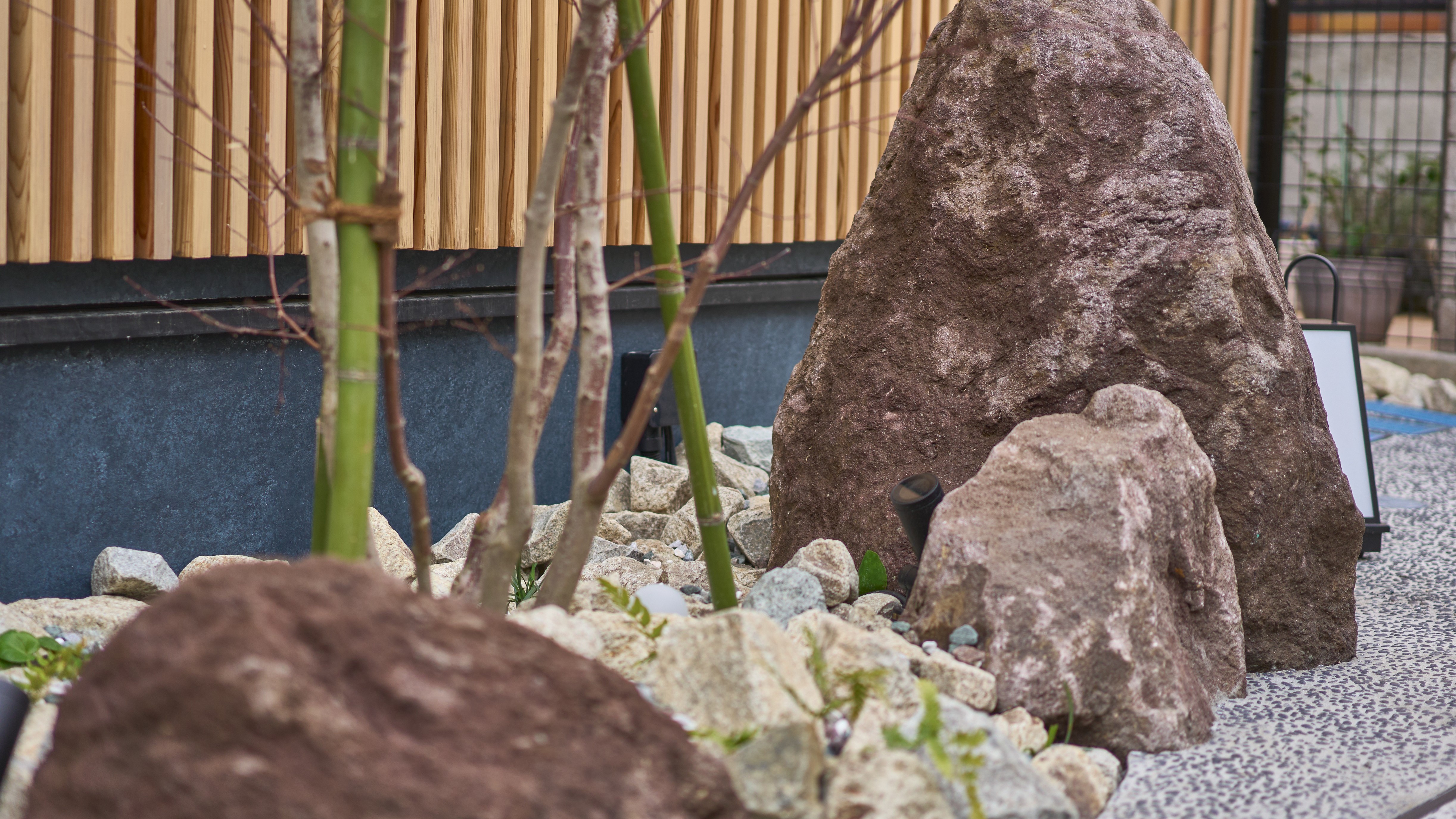 自然の素材が調和するホテル外観