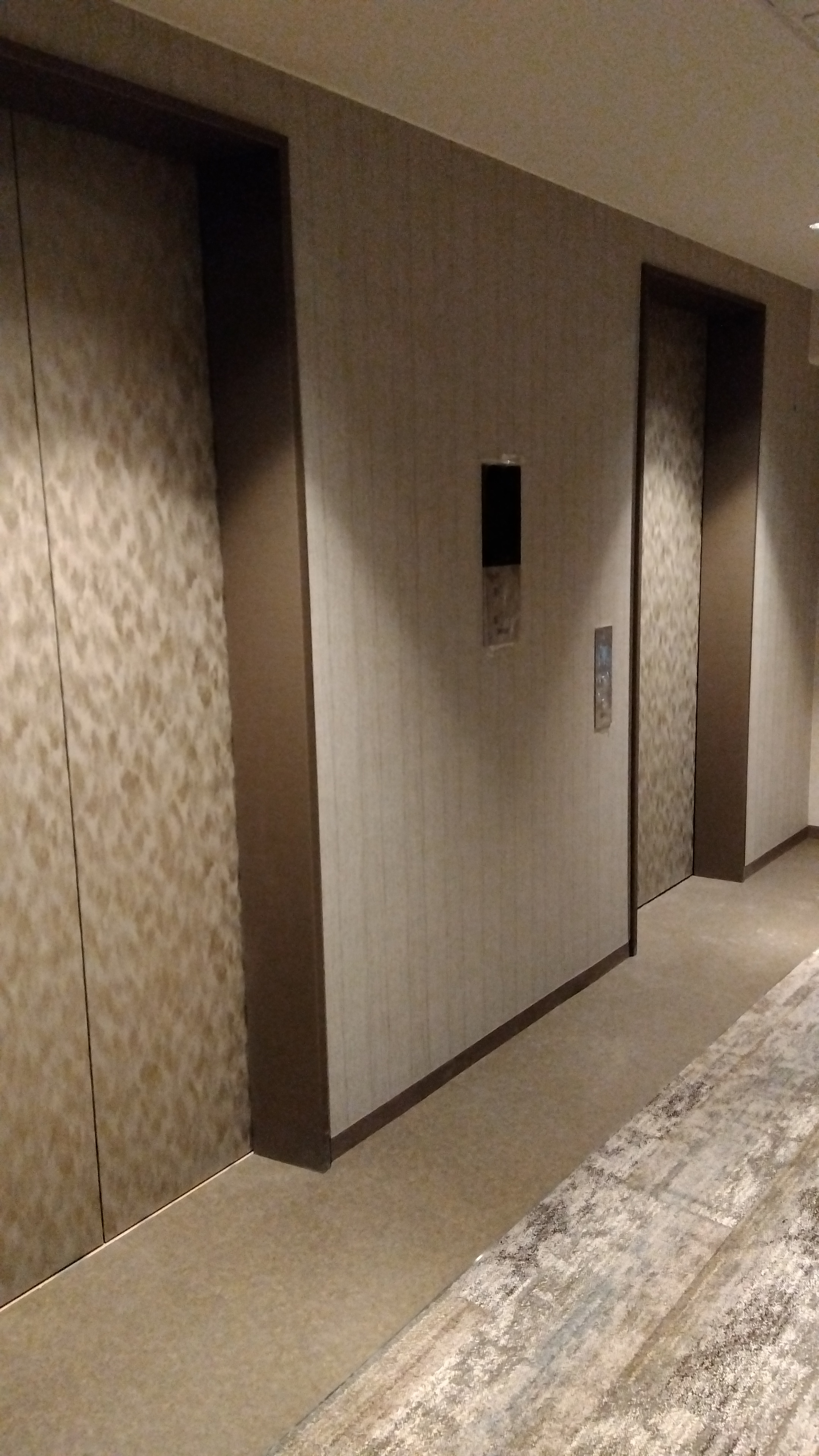 客室フロアエレベーターホール