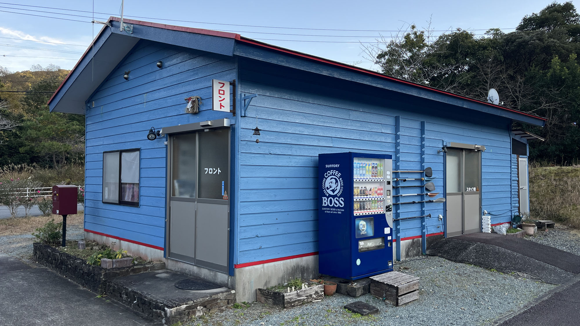 青い建物がフロント棟。到着後はまずこちらへお越しください*
