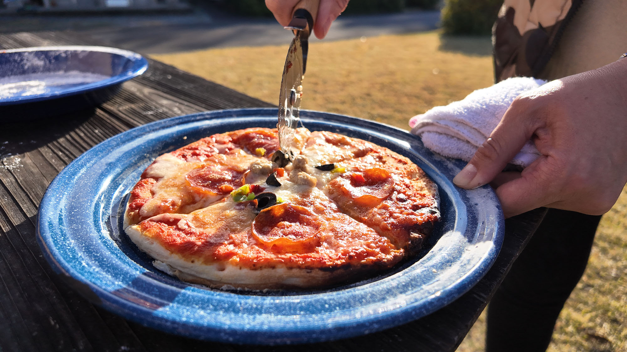 ピザカッターを入れた瞬間、いい香り。屋外で楽しむ焼きたてグルメ*