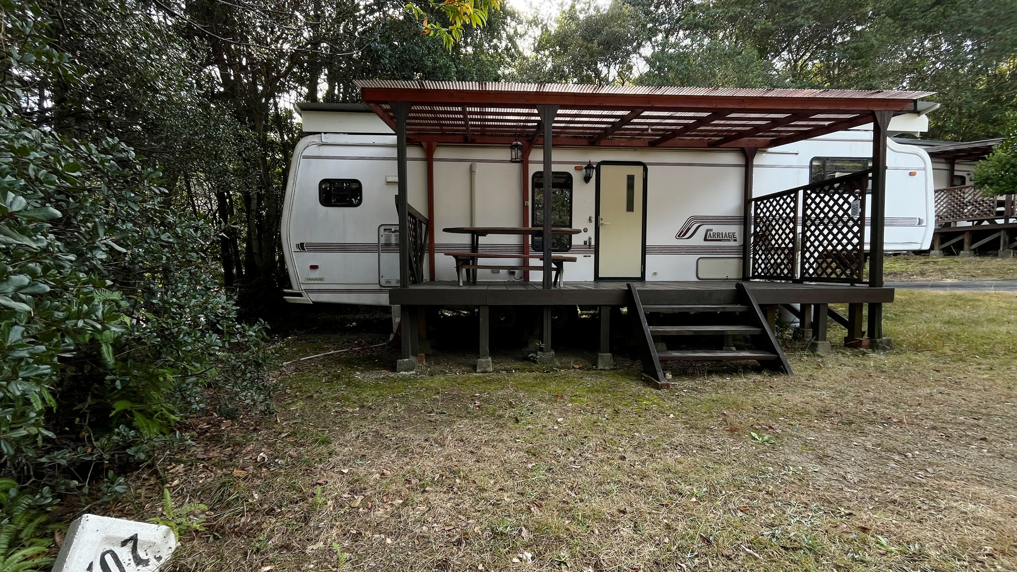 静かな林間サイトでのびのび滞在。ペットと一緒にくつろげるお部屋です