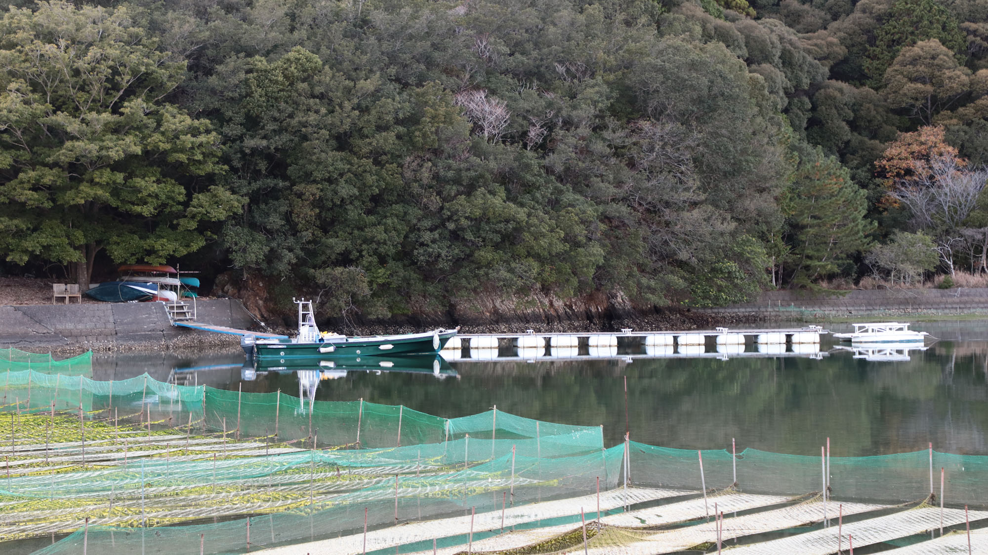 穏やかな入江のSUP・カヌー乗り場。波が少なく、初心者でも安心して楽しめます*