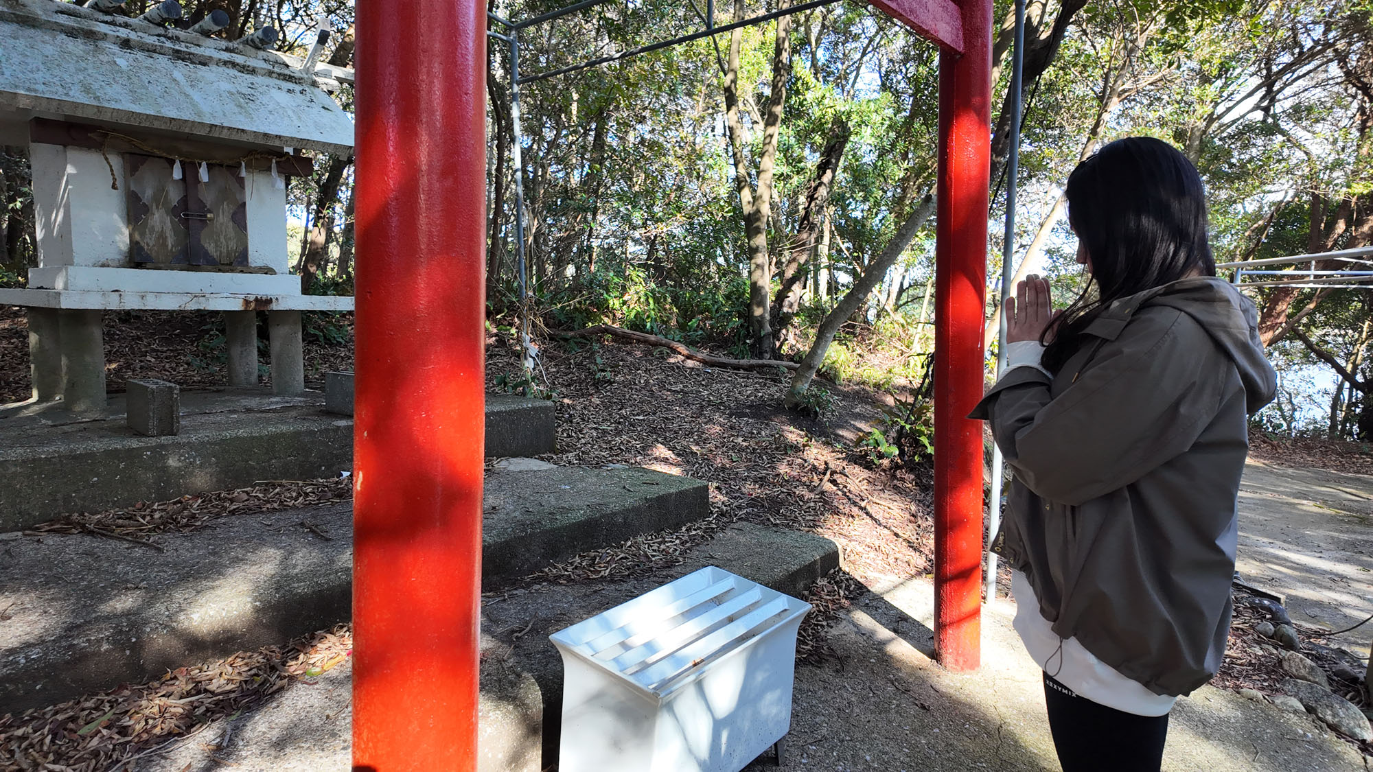 鳥居をくぐって参拝体験。無人島ならではの静けさに心が整います*