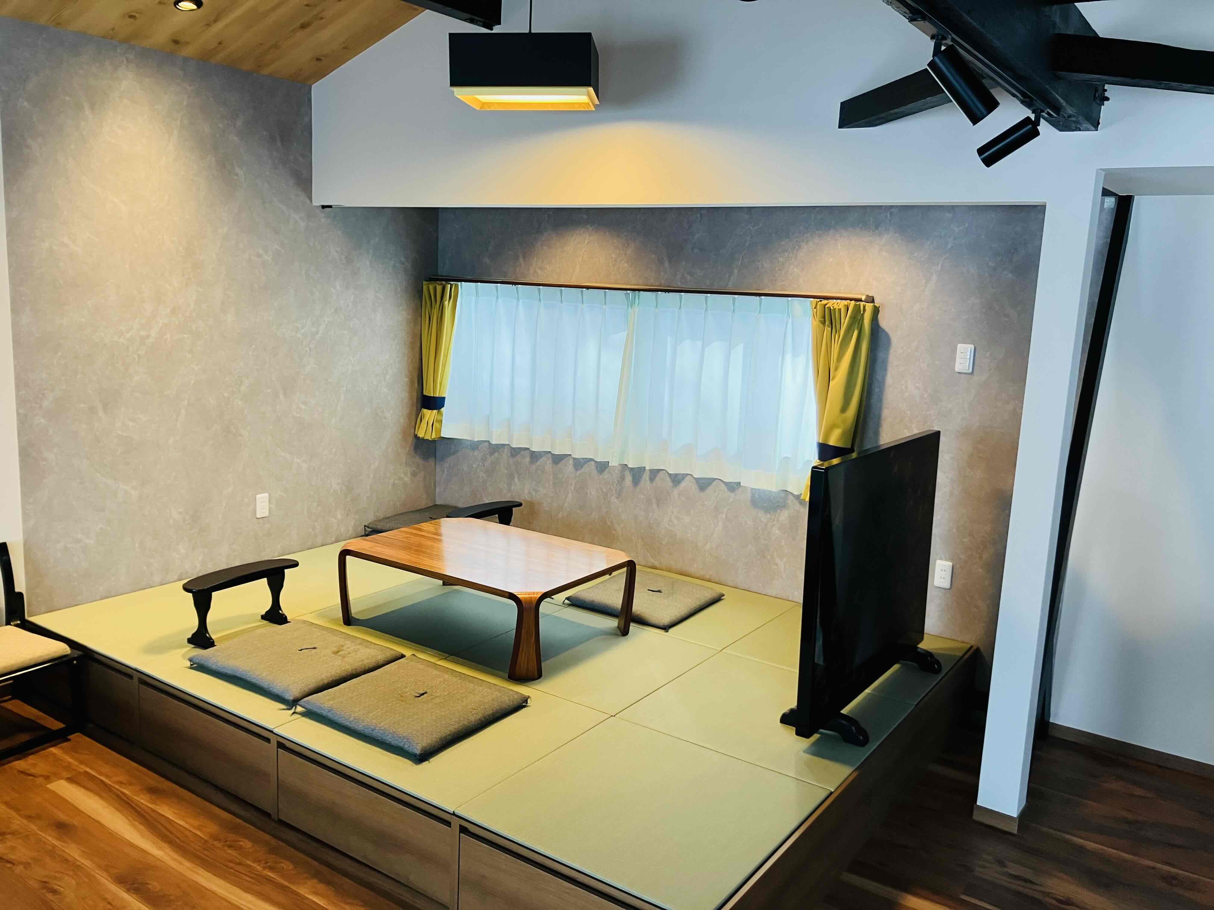 リビングには六畳の小上がり和室があり、足を延ばしたり横になって、より寛げるスペースになってます。 窓からは青森県と秋田県の県境の神田川を眺めることができます。 