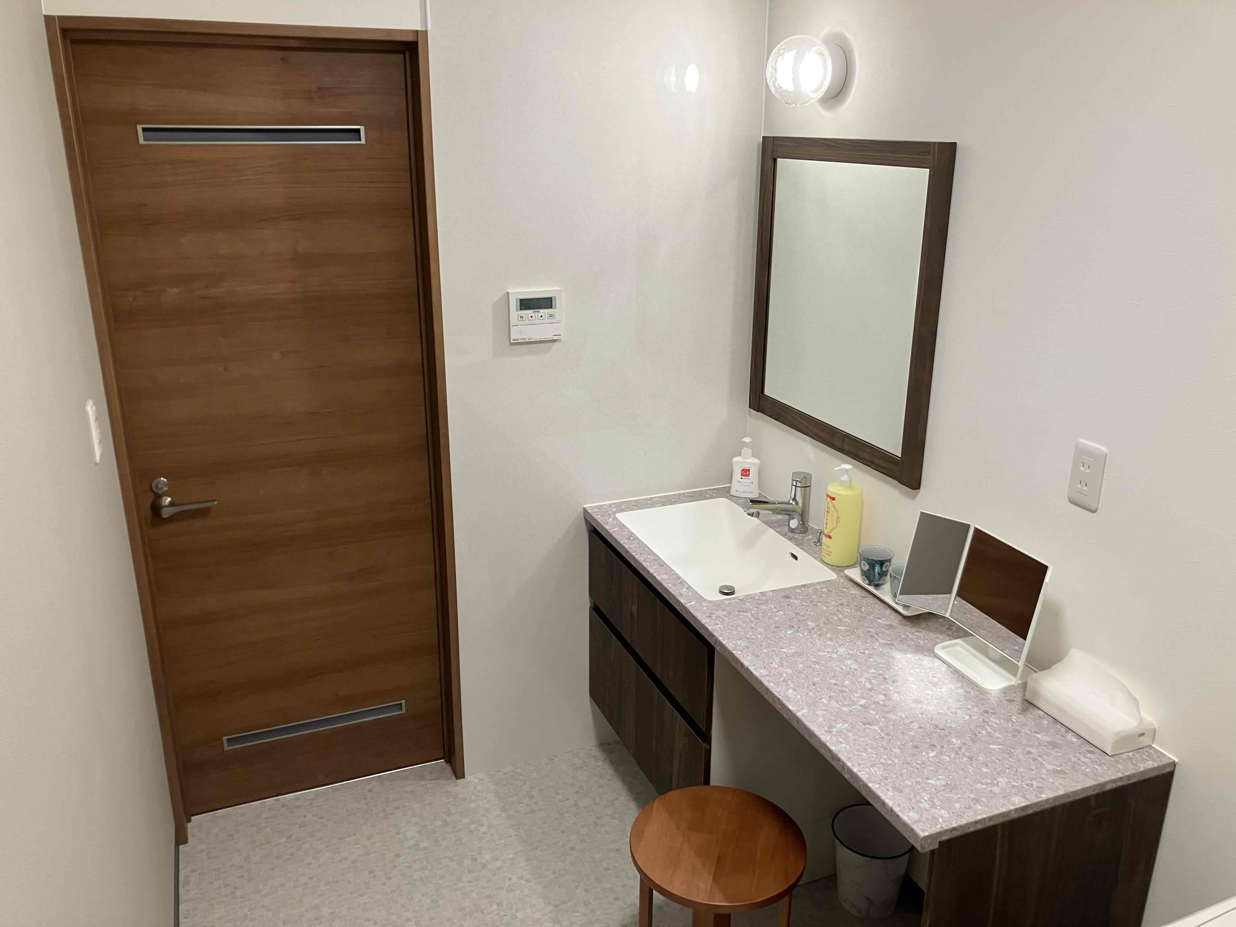 広めの脱衣洗面所には使い勝手の良い幅広の洗面カウンターをご用意しました。椅子に座ってゆっくり快適にご利用下さいませ。