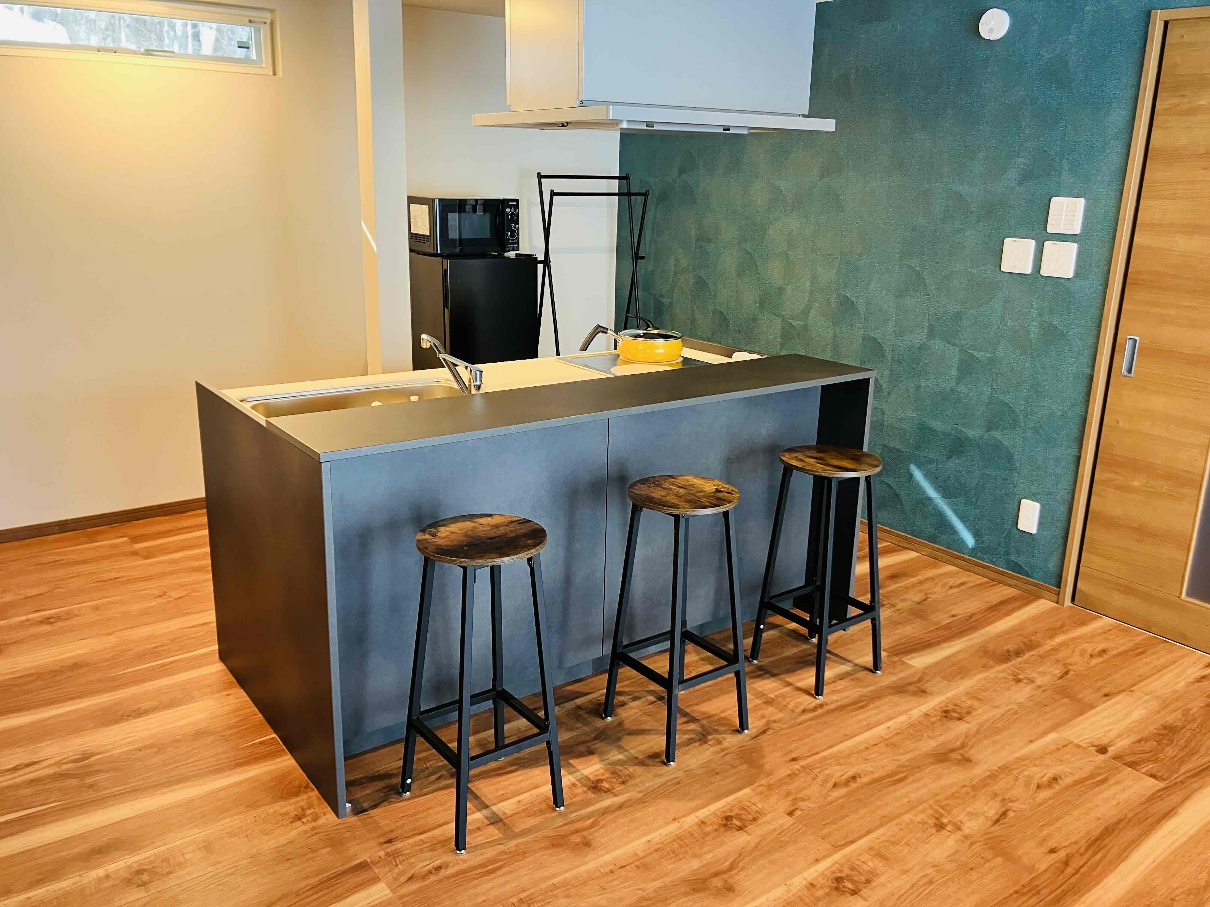 リビングにはアイランドキッチンと冷凍室付き冷蔵庫をご用意しております。 旅行先でのご家族やご友人とご一緒のお料理は良い思い出になるでしょう。