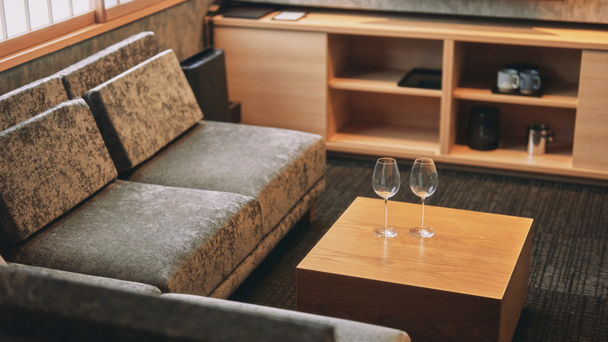 ＜ジュニアスイート＞自然と集まり会話が生まれるリビング空間