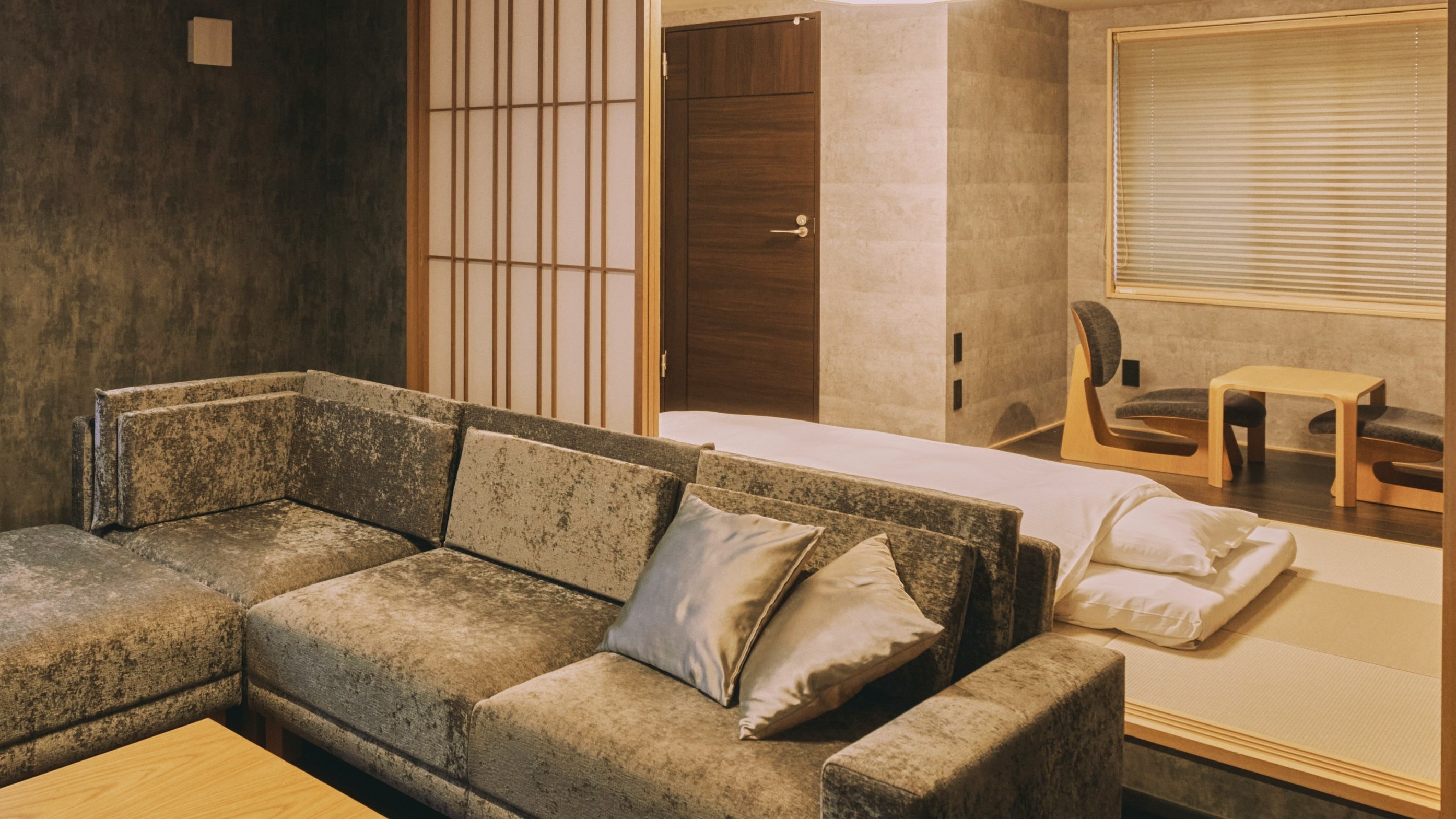 ＜雅樂スイート＞リビングと和室で広がるゆとりある客室 