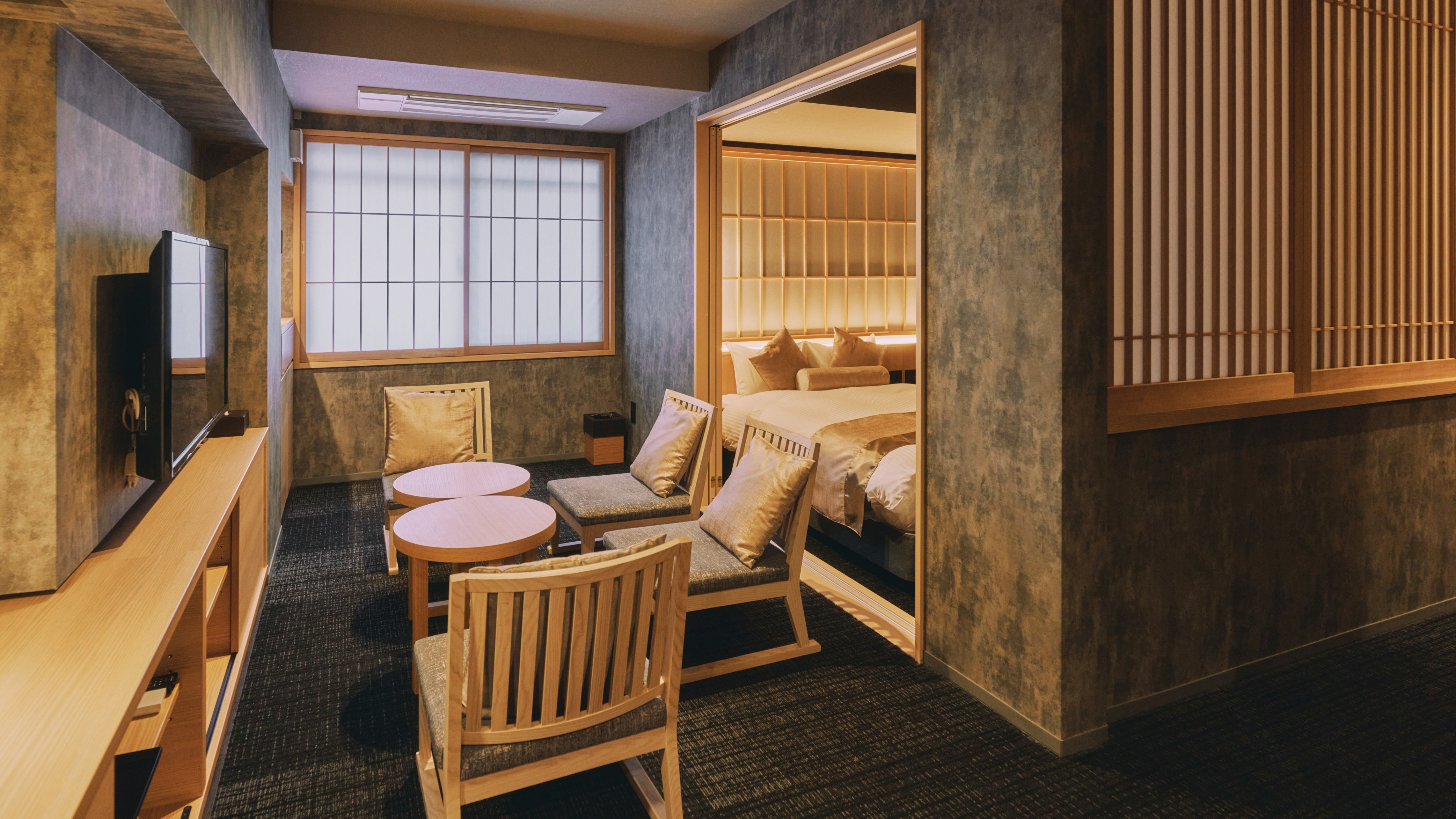 ＜スイートルーム＞43㎡の広さでリビングと寝室が分かれた客室