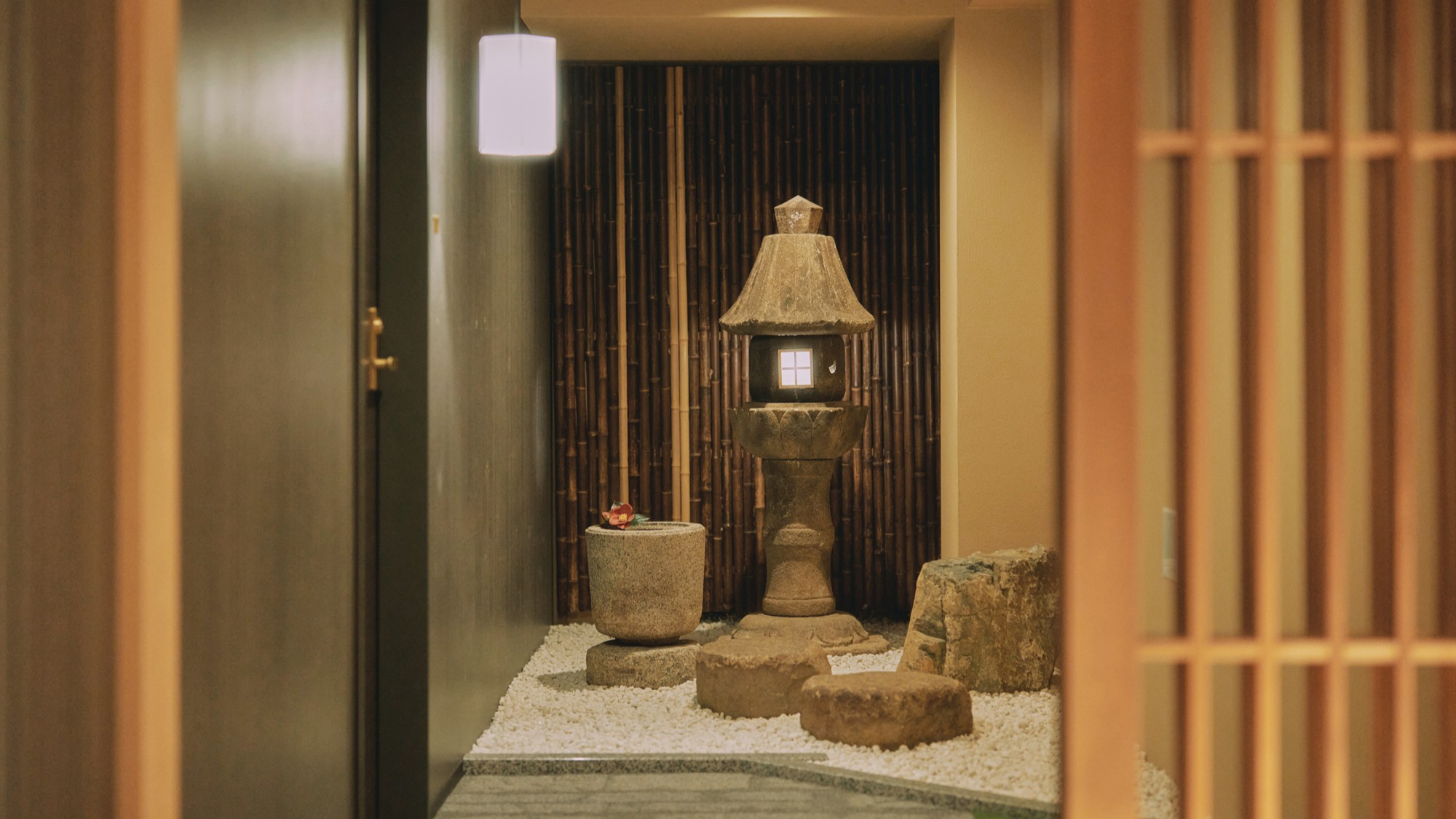 京都らしい設えが迎える落ち着いた館内