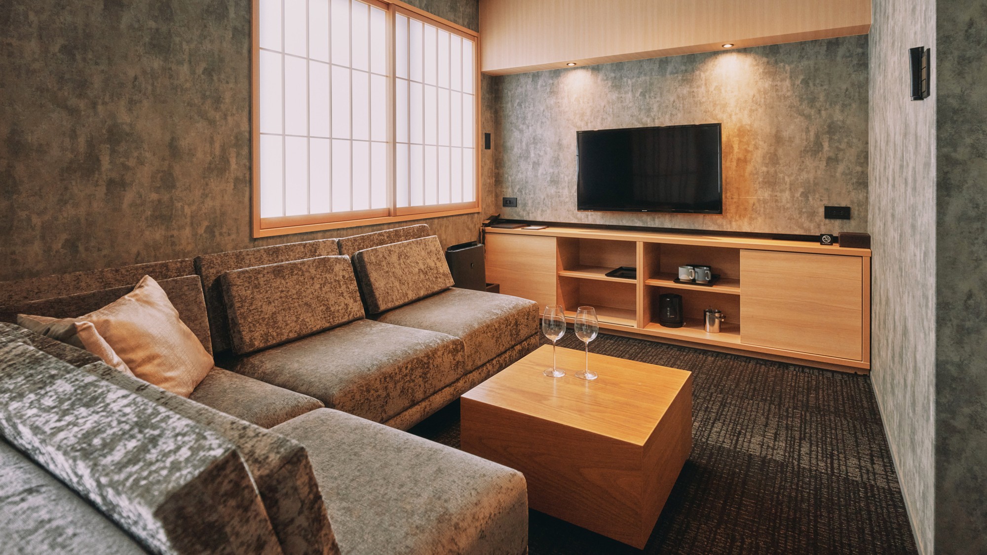 ＜ジュニアスイート＞37㎡の広さで3〜4名でもゆったり過ごせる空間