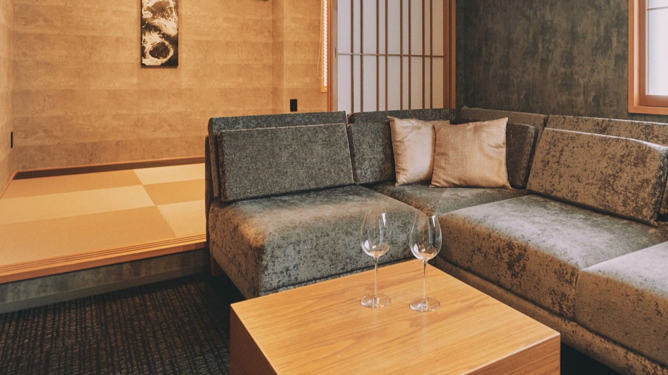 ＜ジュニアスイート＞3〜4名でも一緒に寛げる広々リビング空間