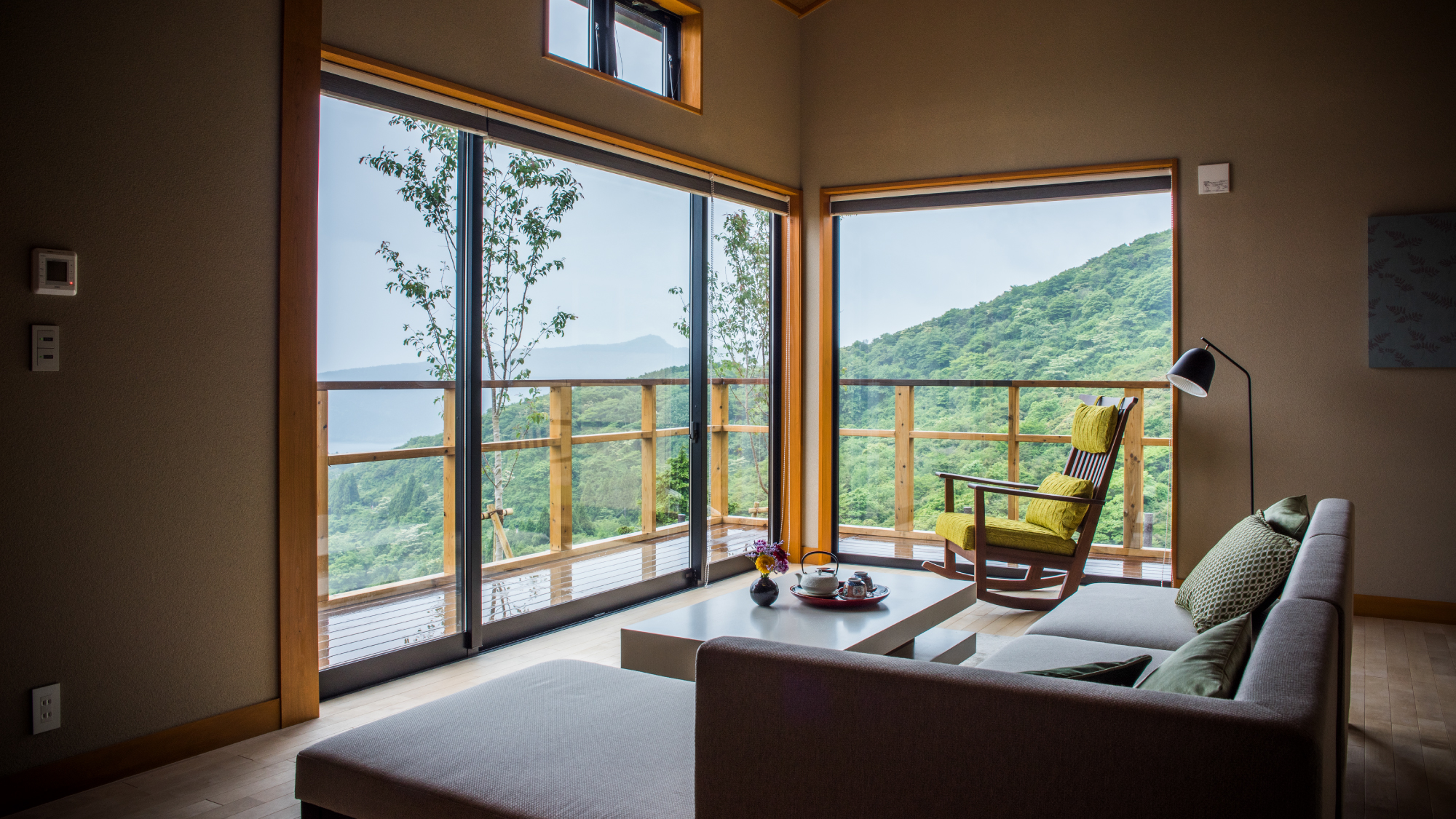 【リビングルーム】日本の伝統美と自然が調和した空間で心身ともに解き放たれる特別な滞在をご体験ください