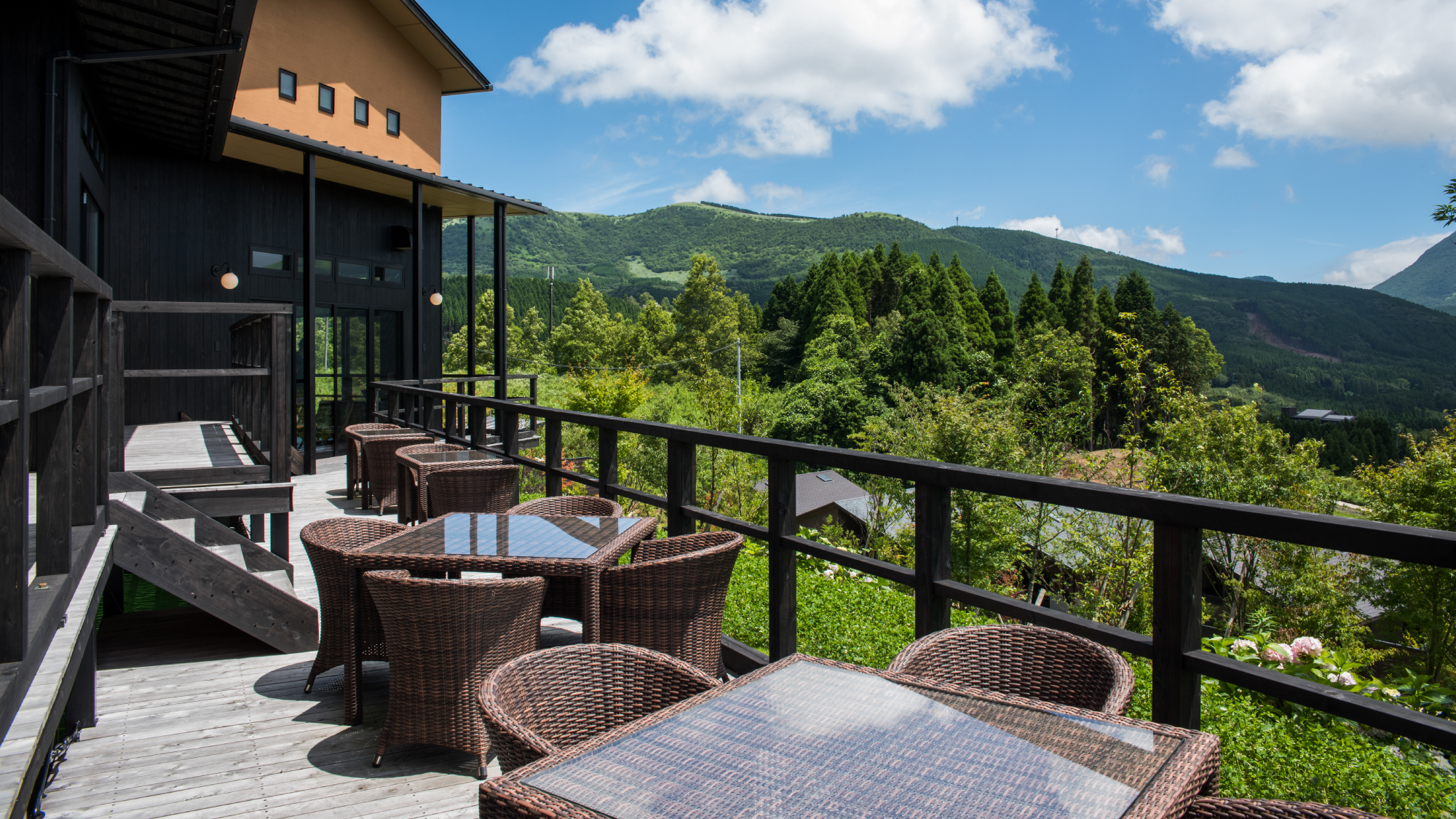 【展望レストラン】標高約600mの高台から由布院盆地を見下ろせるお席で、お食事をご堪能ください