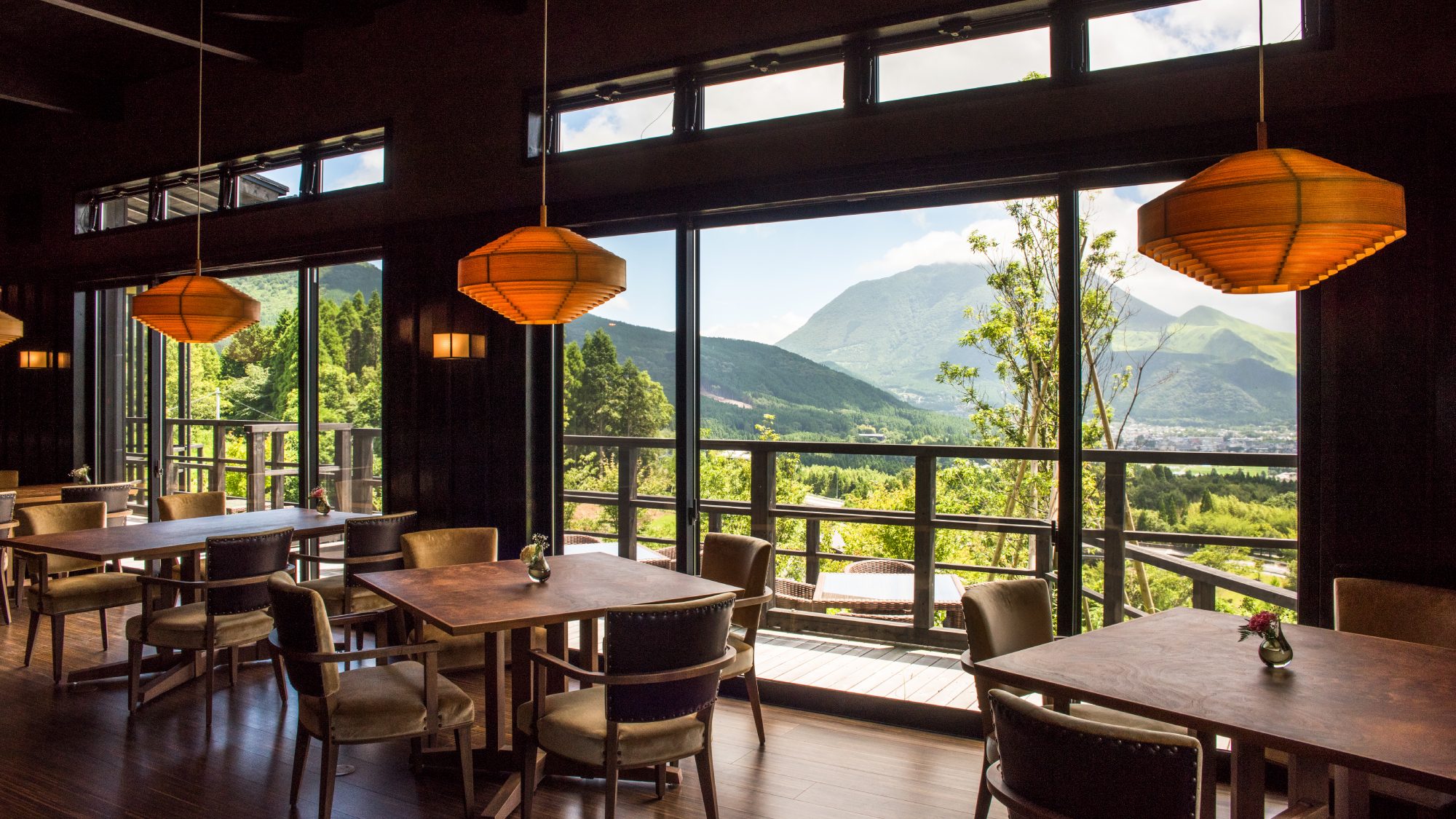 【展望レストラン】標高約600mの高台から由布院盆地を見下ろせるお席で、お食事をご堪能ください