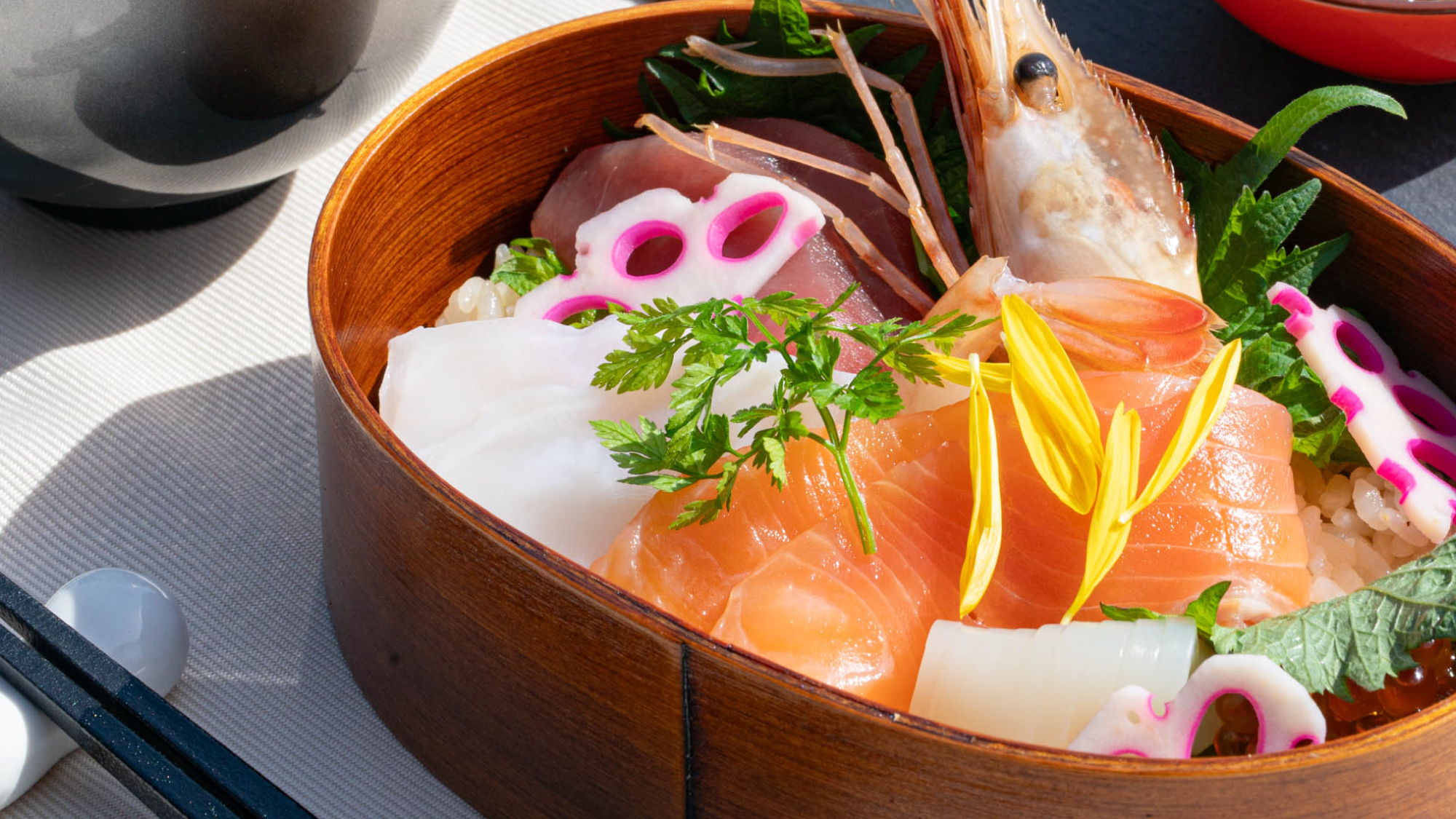 【部屋食モーニング】海鮮弁当・小鉢・サラダ・味噌汁・フルーツをご用意