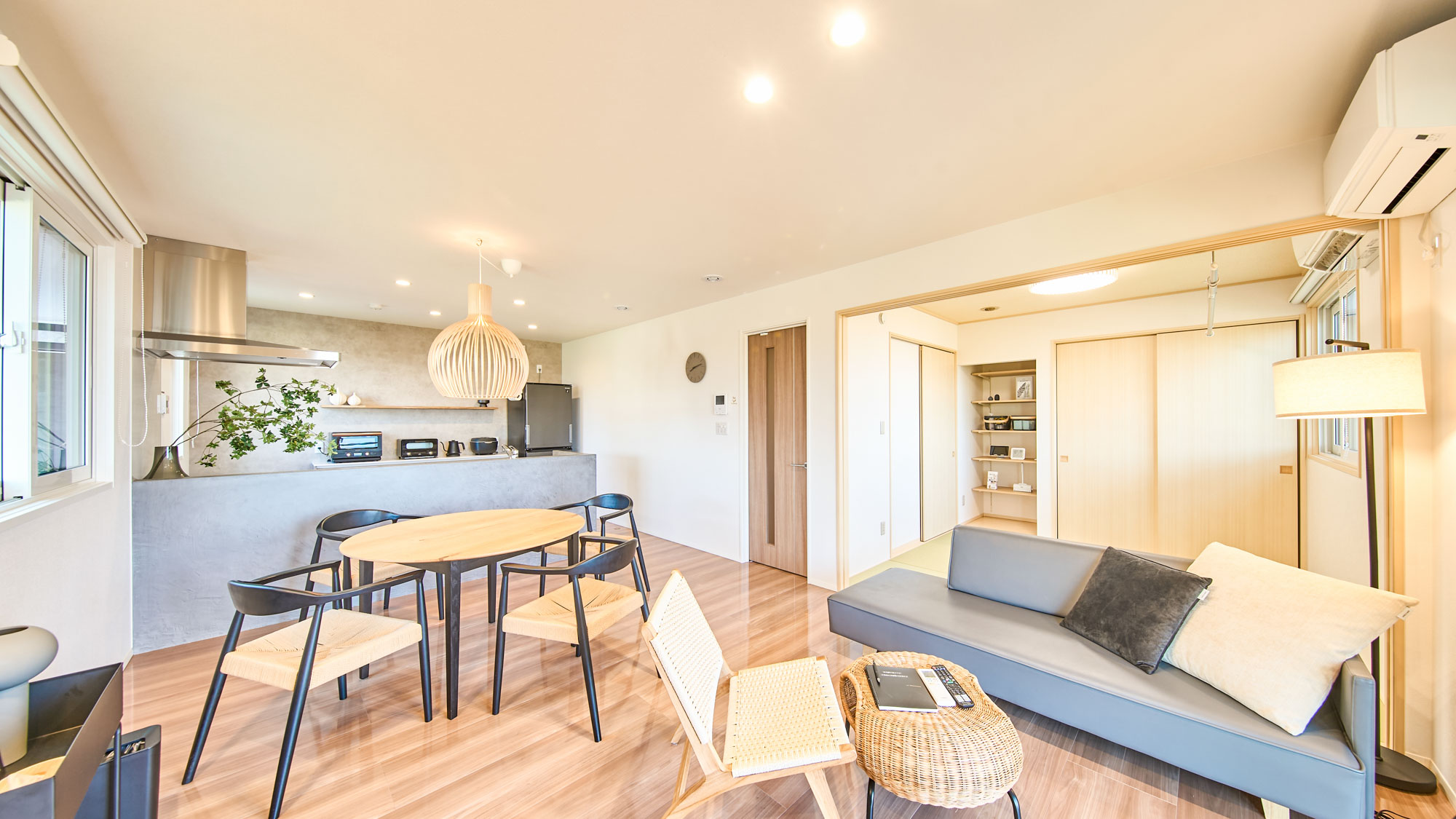 リビング・ダイニング：ソファでのびのびとくつろぐことができます。