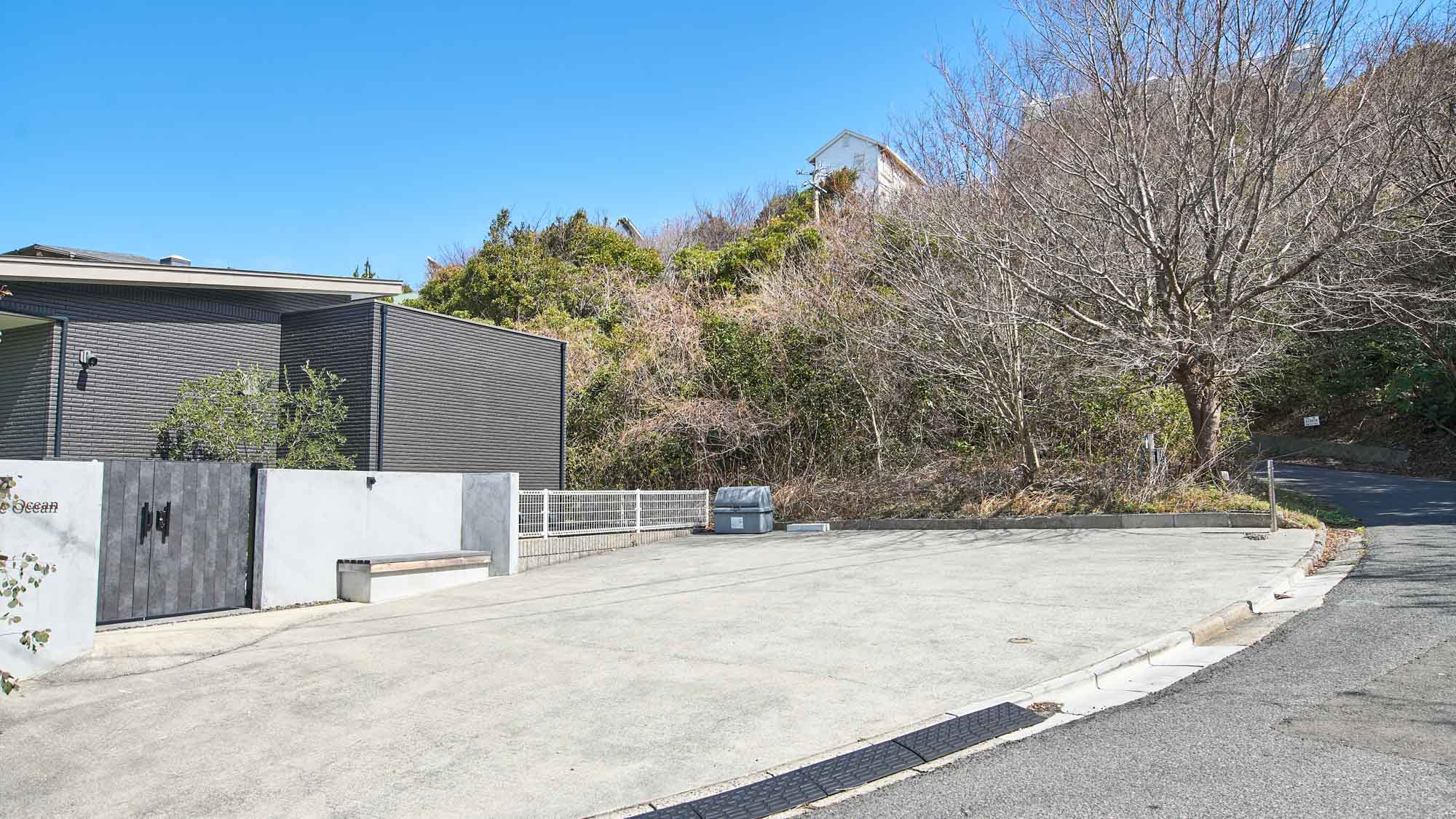 エントランス：車3台まで停めることができます。