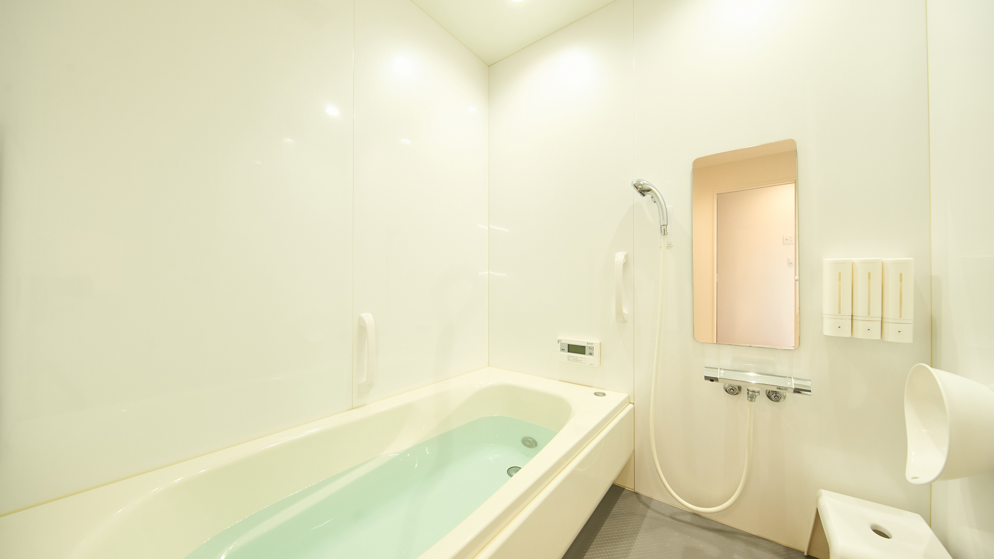  バスルーム：足を伸ばしてゆったりと浸かれる湯船。