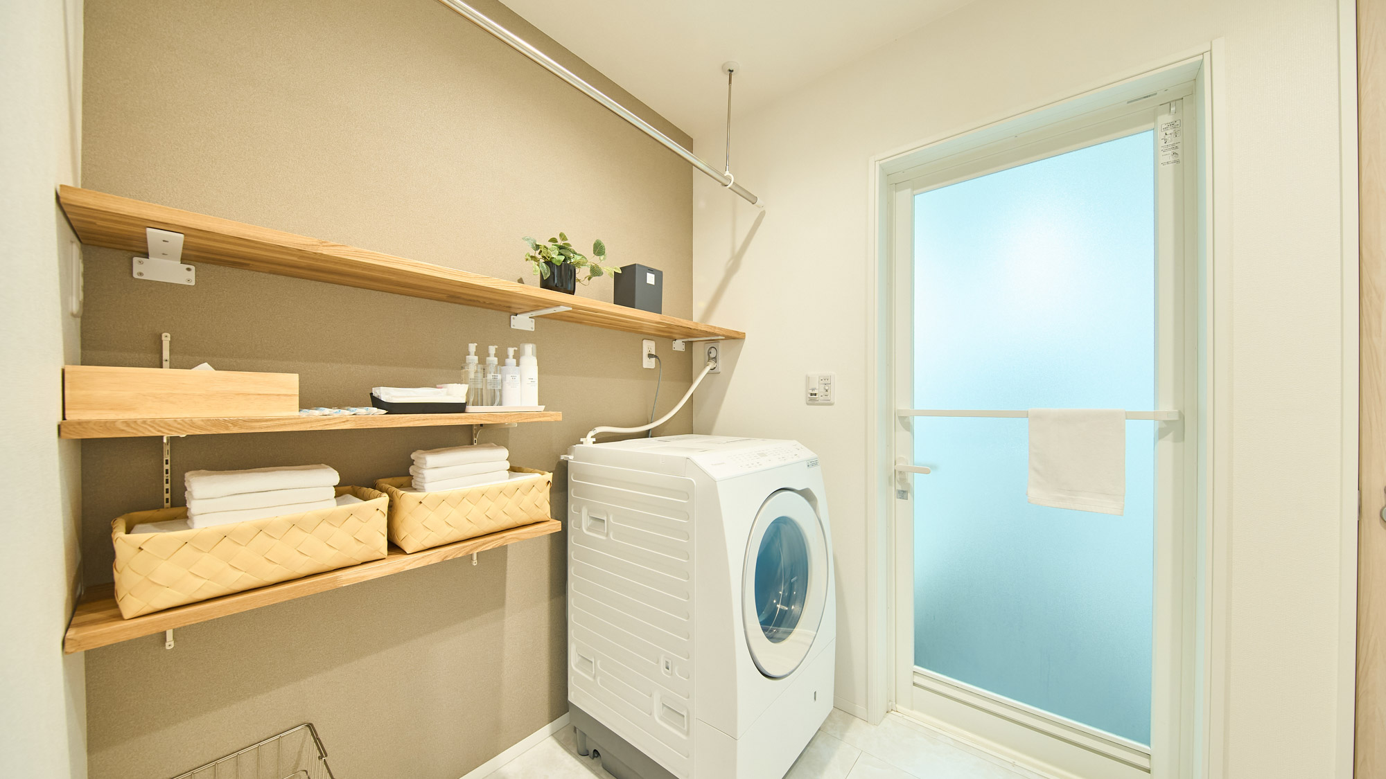 脱衣所：洗濯乾燥機も設置してありますので、海水浴後の水着や衣類を洗うこともできます。