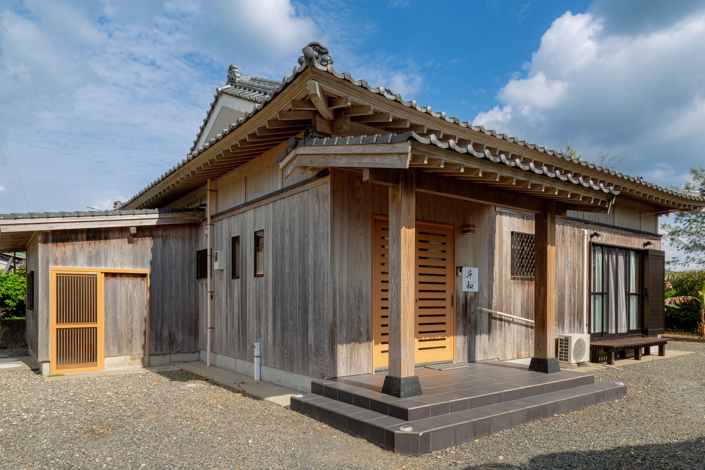 木のぬくもりを感じる外観