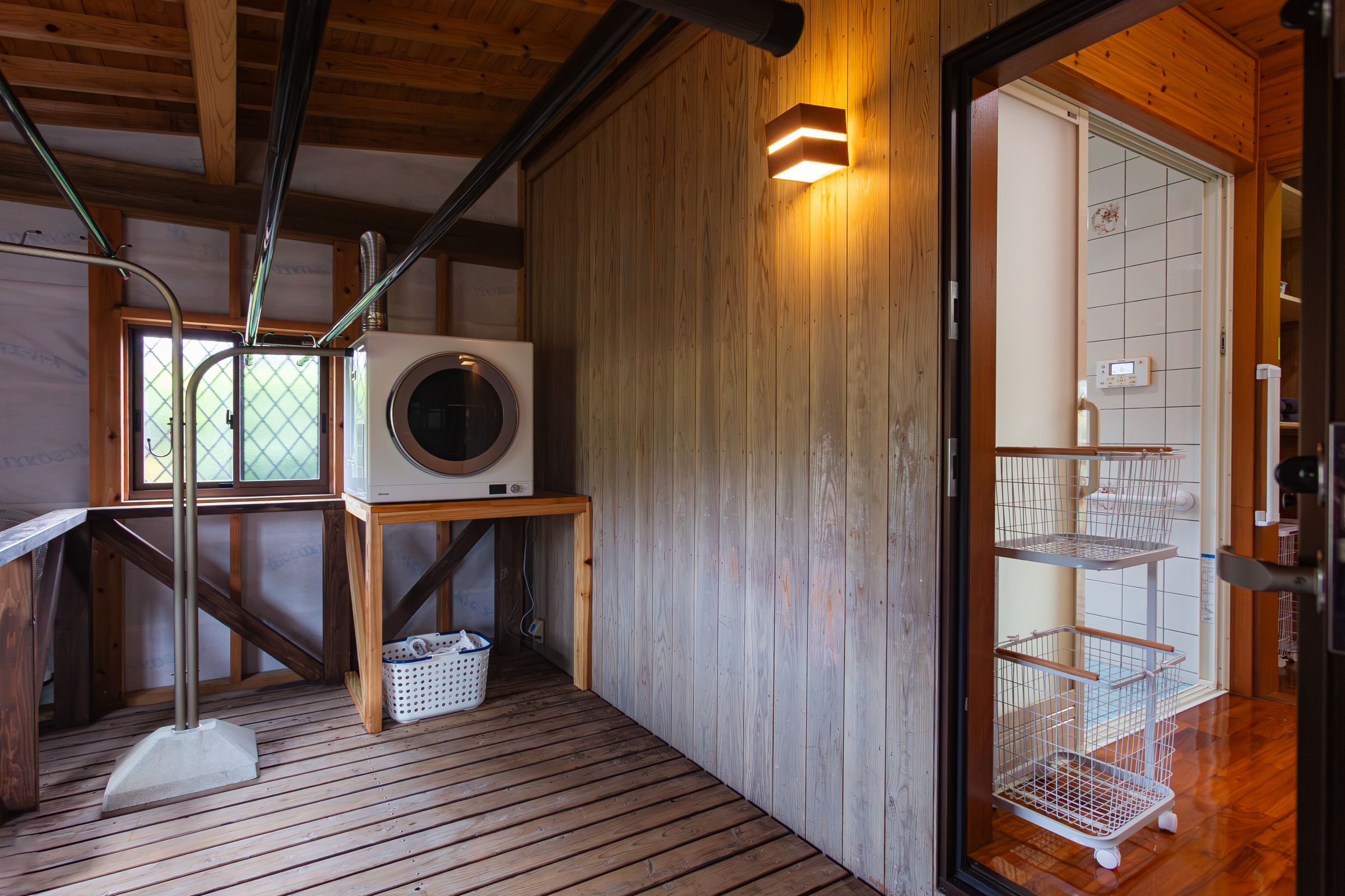 衣類乾燥機つき屋根のあるデッキ