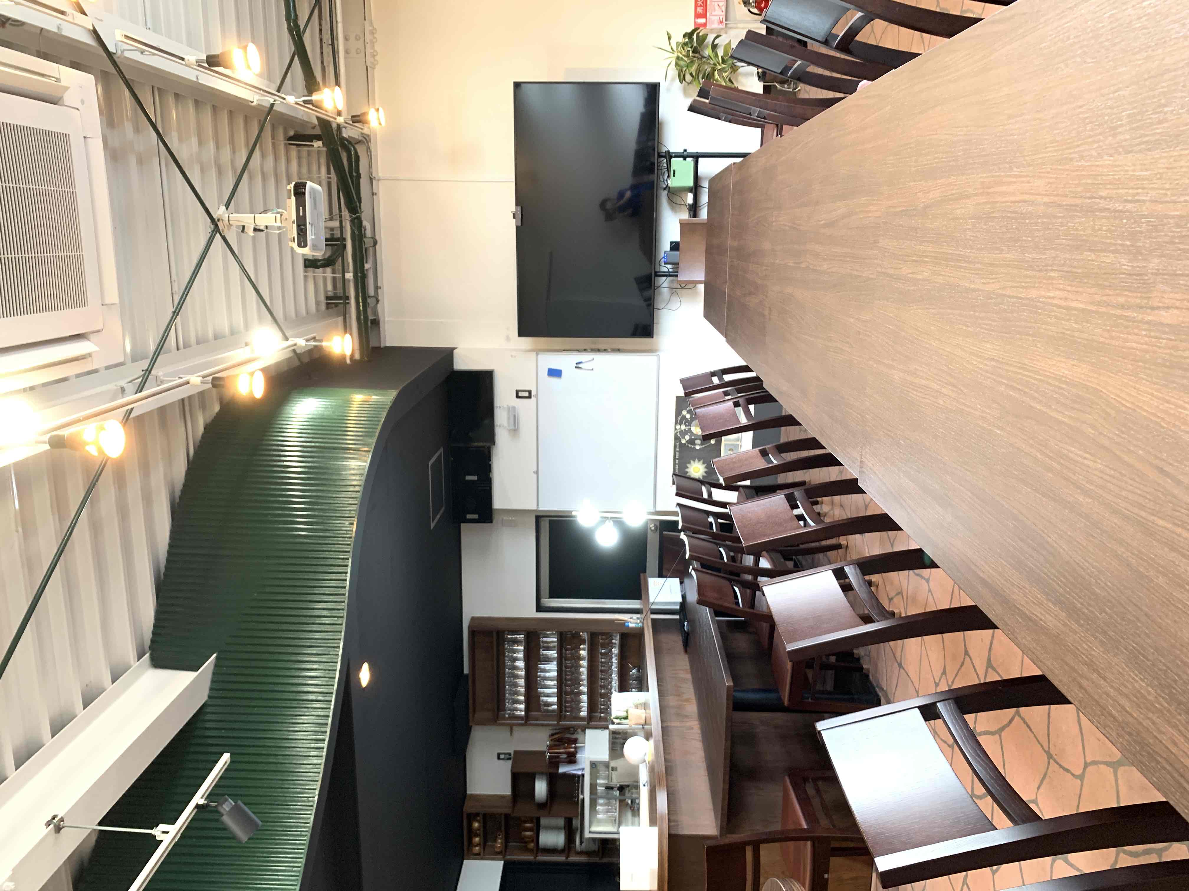 小さな演奏会や練習、セミナーやワークショップにも対応できる多目的スペース。グランドピアノ設置、Wi-Fiや大型モニターもあります。