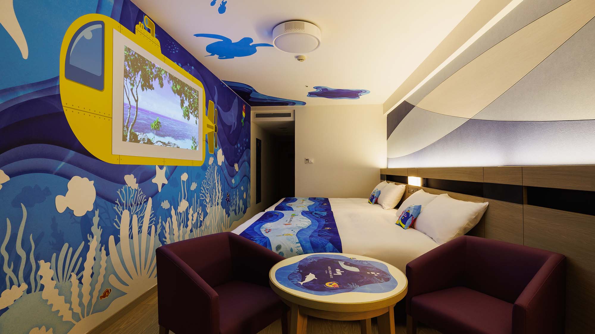 全部屋にプロジェクターを設置しております。大画面でお好きな配信コンテンツをお楽しみください。 ※有料配信コンテンツのご利用にはアカウントが必要です。