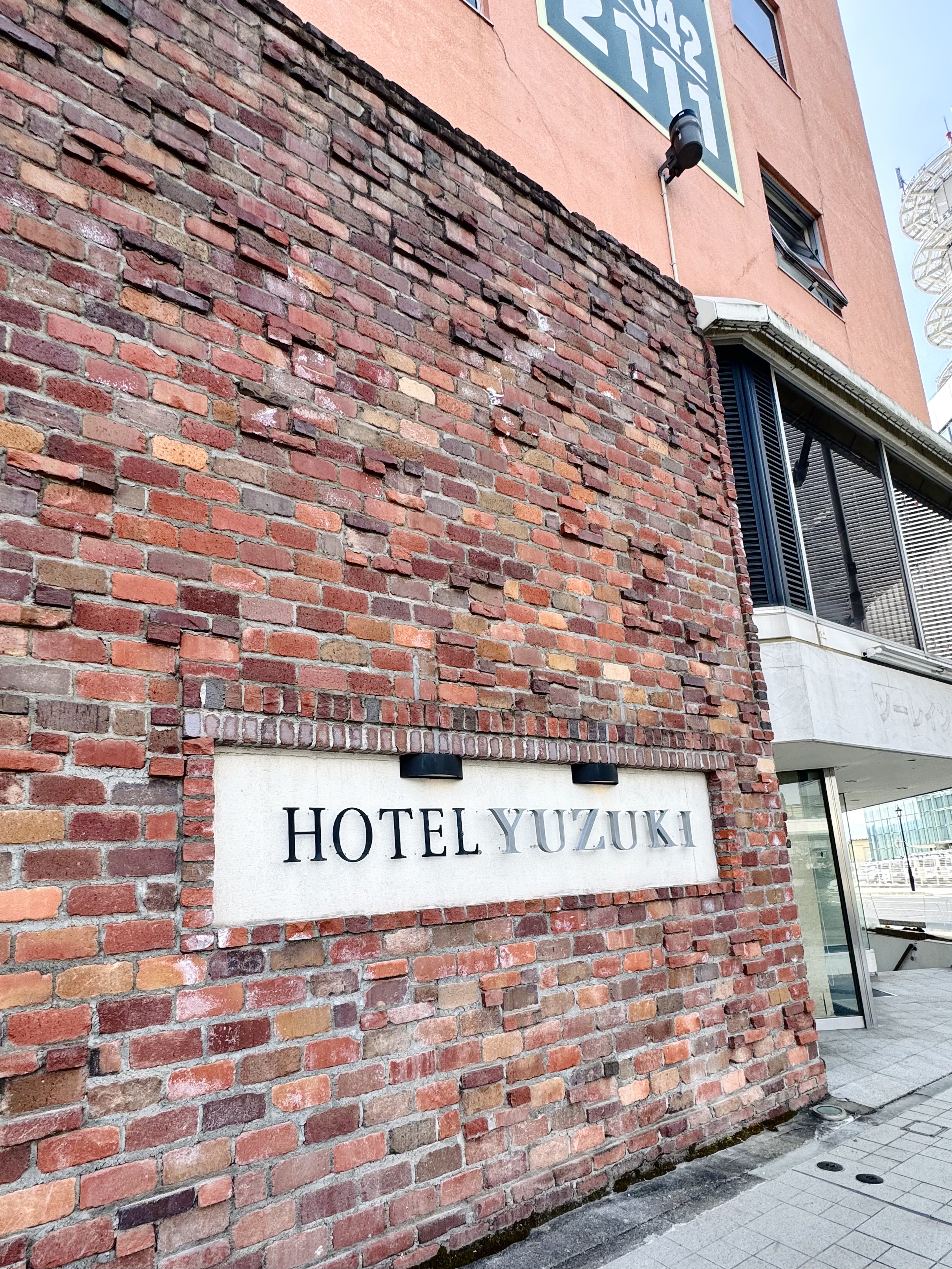 山形駅から徒歩1分。ホテル入口の外観です。