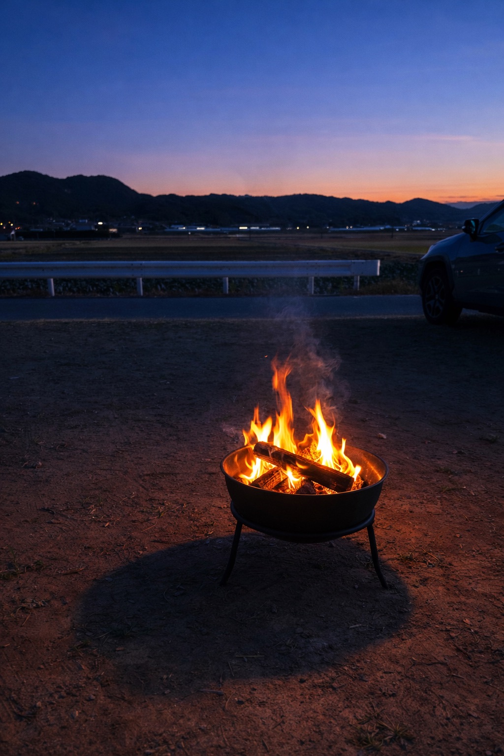 ファイアーピットをご用意しております、夕暮れのブルーアワーにする焚き火は最高の癒しになります。