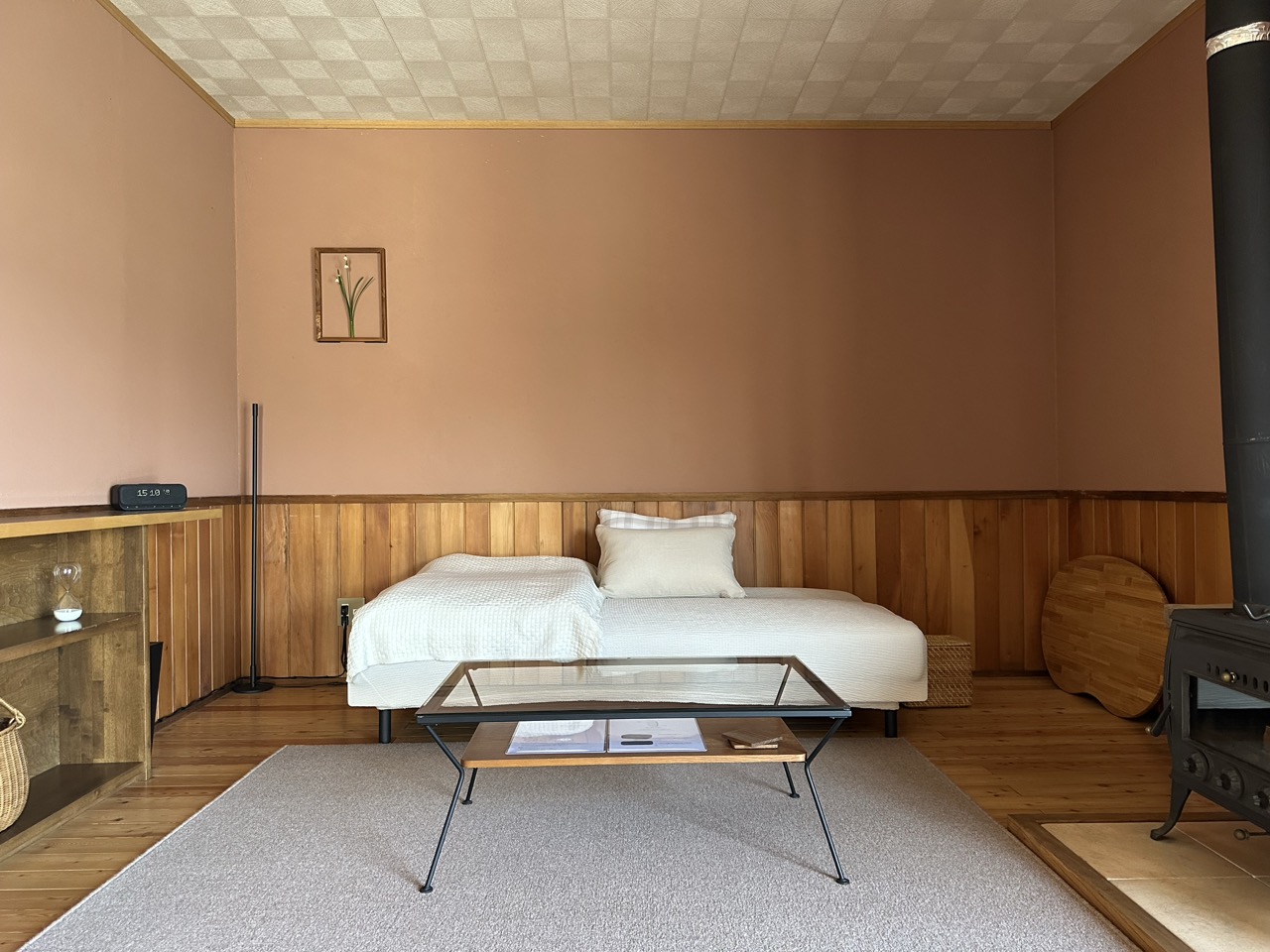 薪ストーブの火に見入りながら癒しの時間を体験できます。