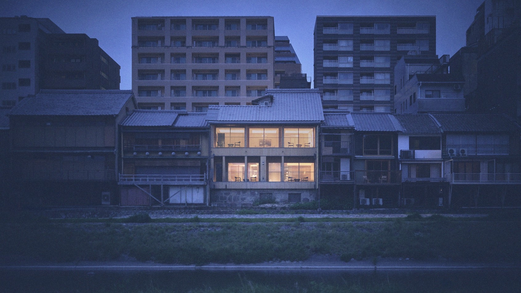 【素泊まり】まだ知られざる京都の魅力を満喫｜鴨川沿いに建つ歴史建築でシンプルステイ