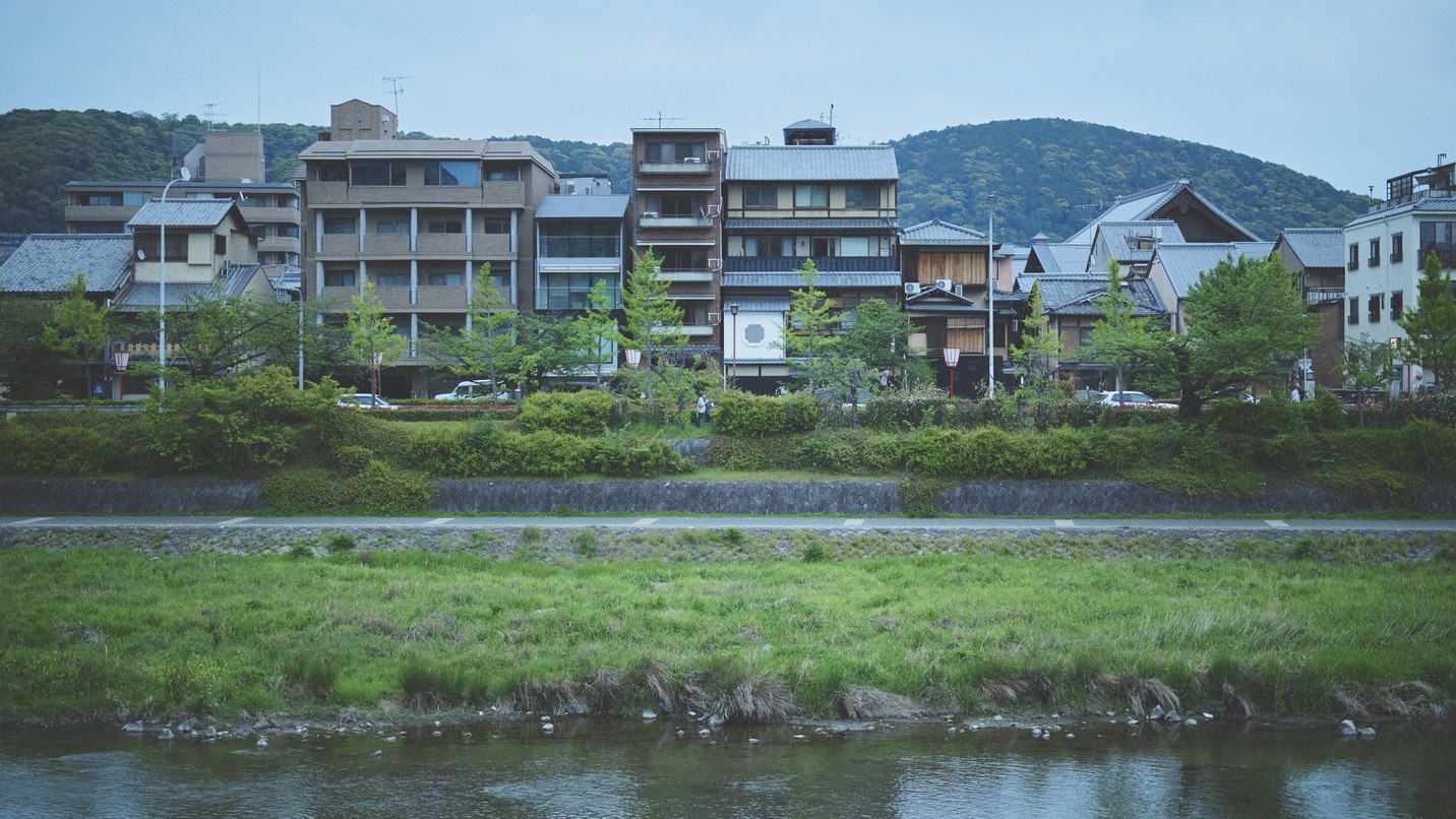 【素泊まり】まだ知られざる京都の魅力を満喫｜鴨川沿いに建つ歴史建築でシンプルステイ
