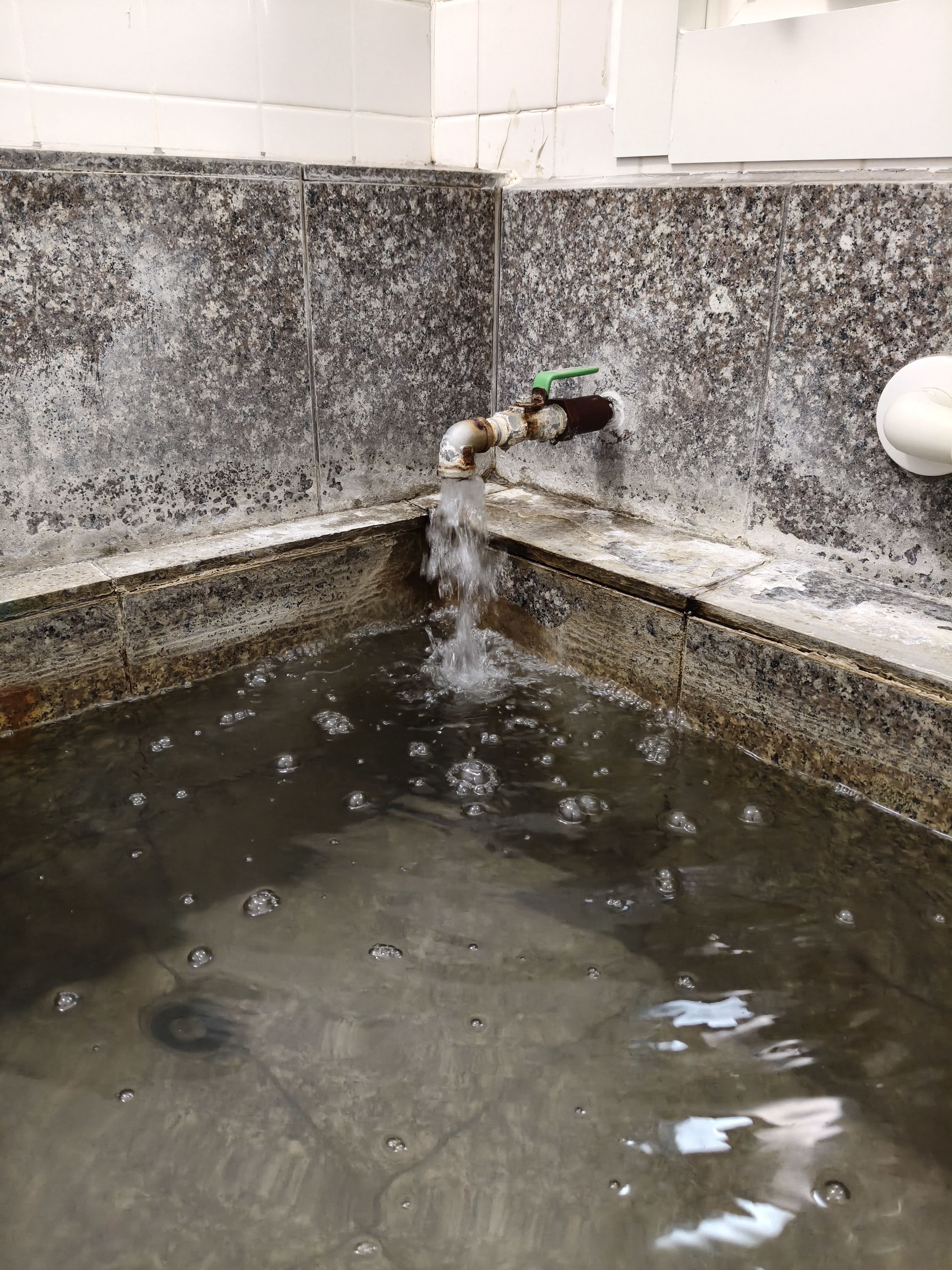 家庭用のお風呂なので、少し小さいかもしれませんが、100%源泉掛け流し温泉です。滞在中いつでも入れます。