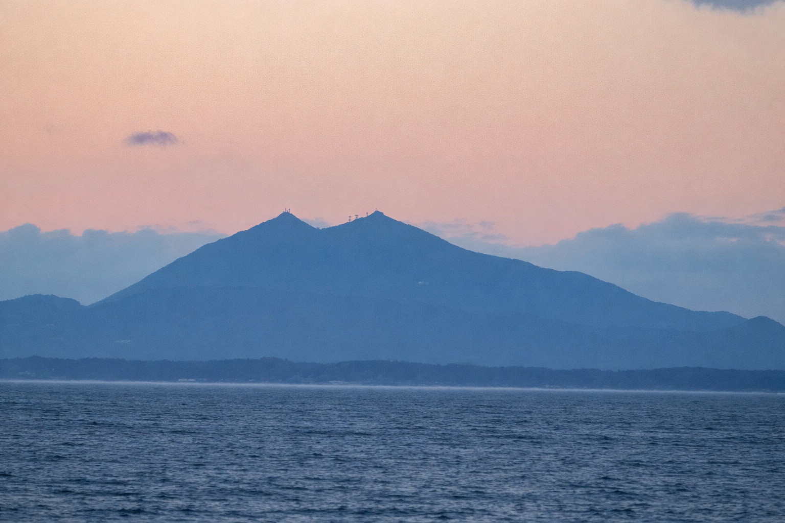 湖の向こうに広がる筑波山のシルエットが、幻想的で落ち着いた風景を演出します。