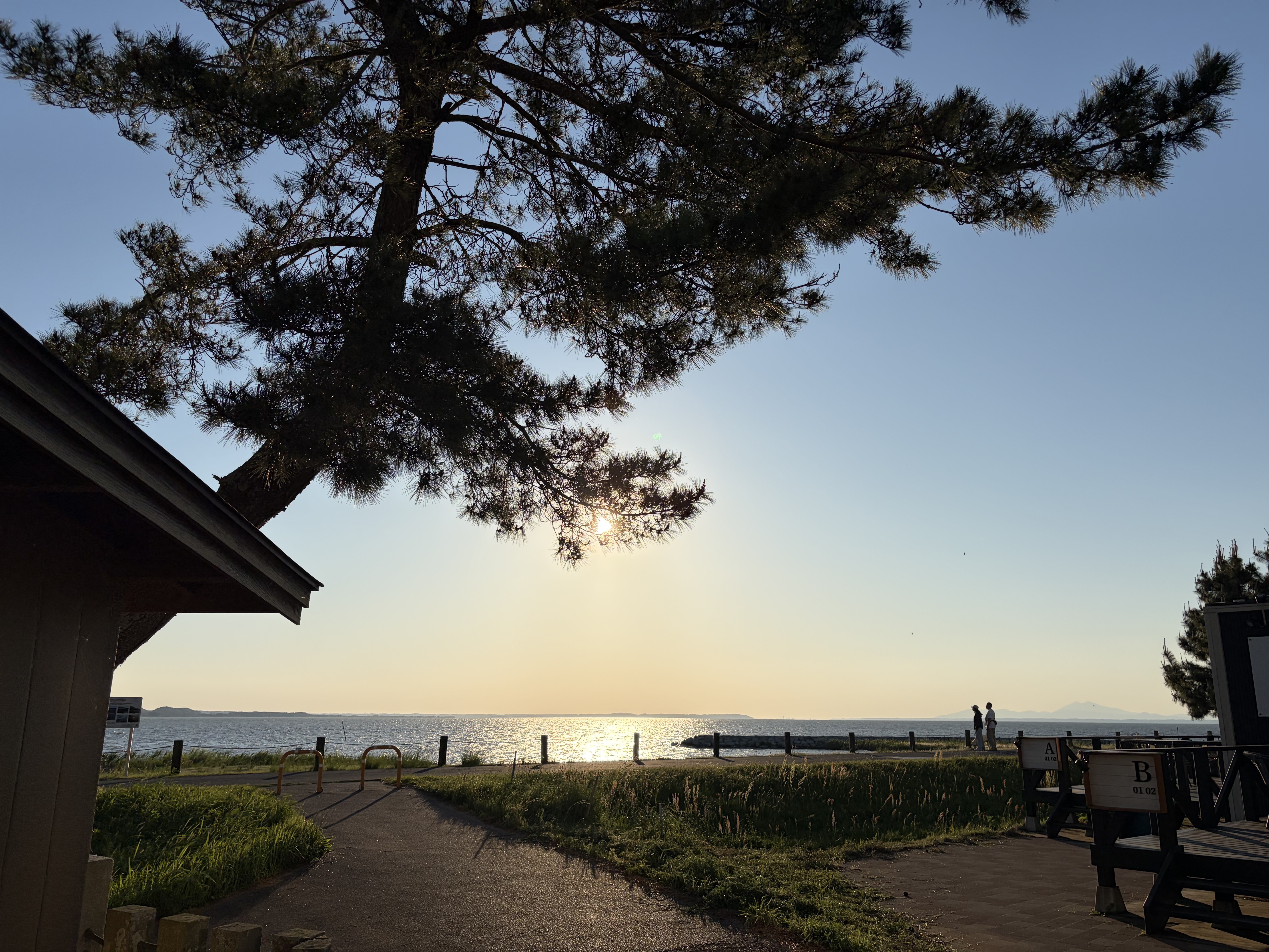 霞ヶ浦の夕景が広がる癒しのロケーション