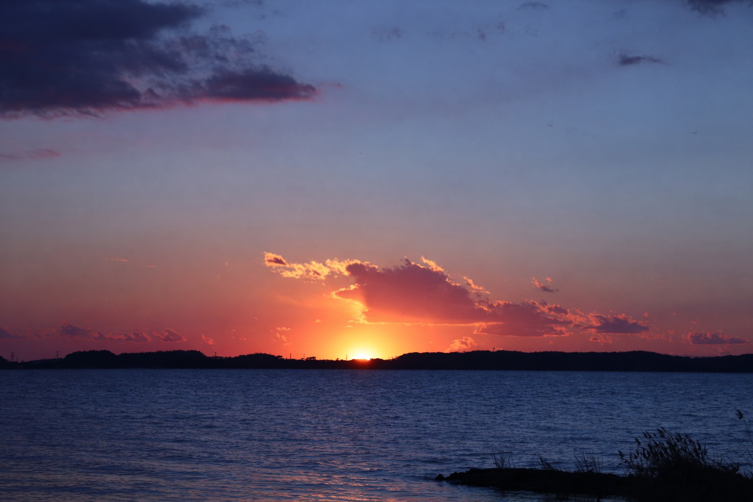 湖面に映る夕焼けのグラデーションが、ゆったりとした癒しの時間を演出します。