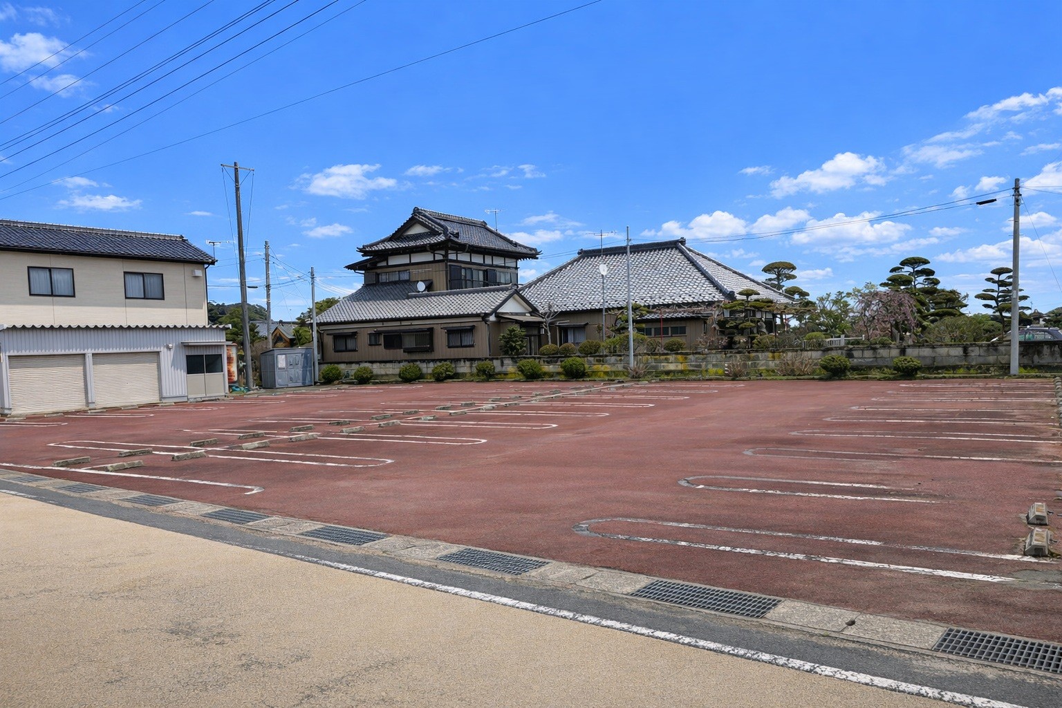 東側駐車場。
