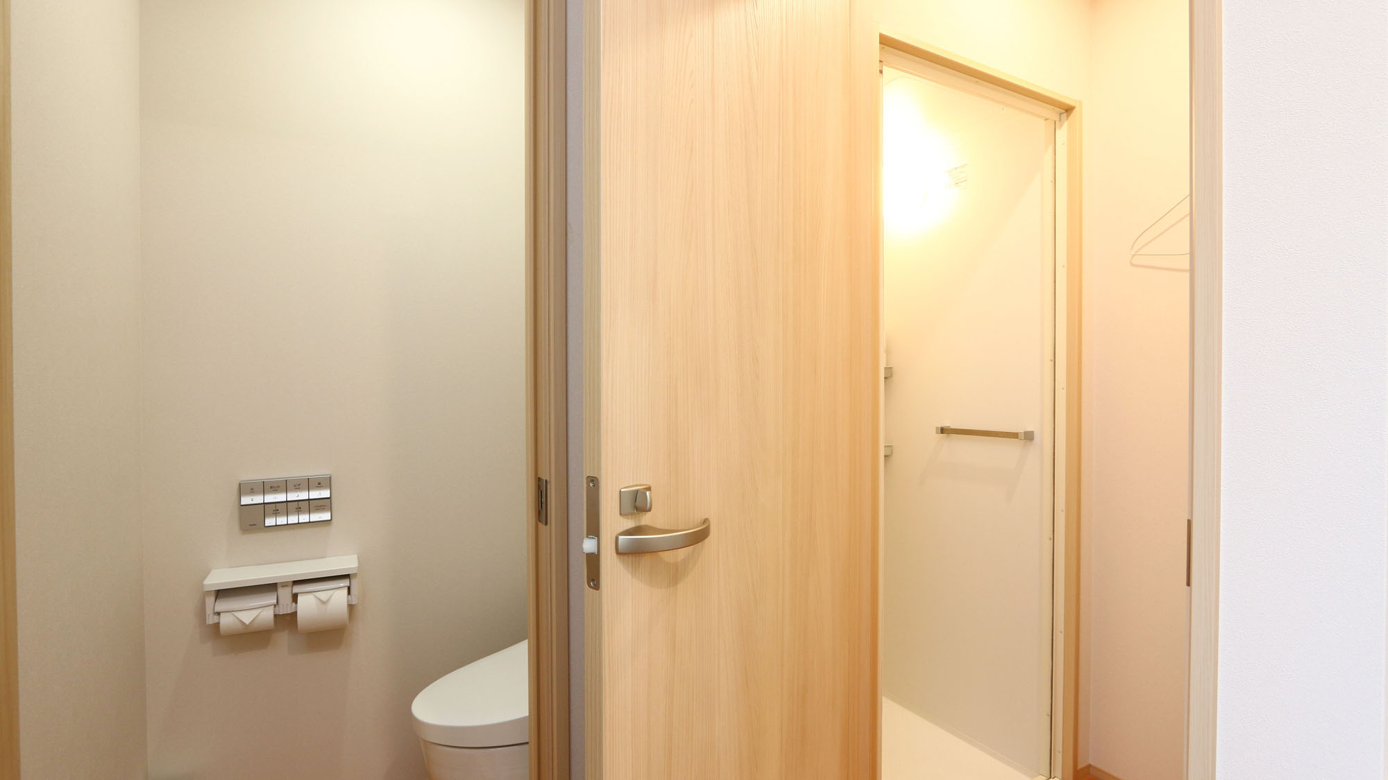 館内◇2階共有温水洗浄機付きトイレとシャワールーム