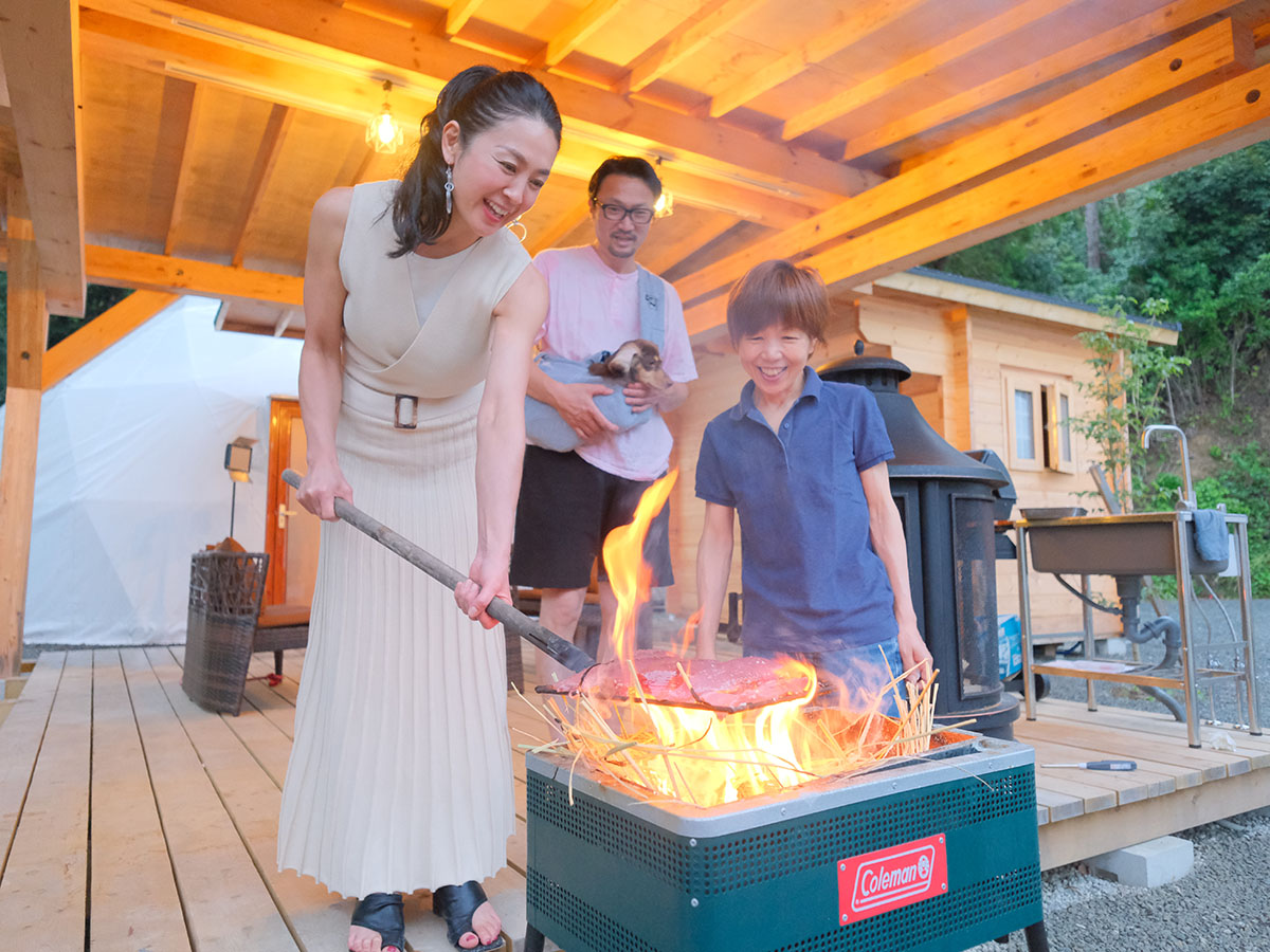 お食事中にキャンプ気分を盛り上げる「オーブン料理体験」を用意しています。稲藁でカツオのたたきを焼いたり、石窯でピザを焼いたり、そしてBBQコンロでお肉を焼いたりとスタッフと一緒に仕上げ作業が楽しめます。藁焼きのカツオのたたきは四国太平洋岸ならではの「塩タタキ」で是非お召し上がりくださいませ。