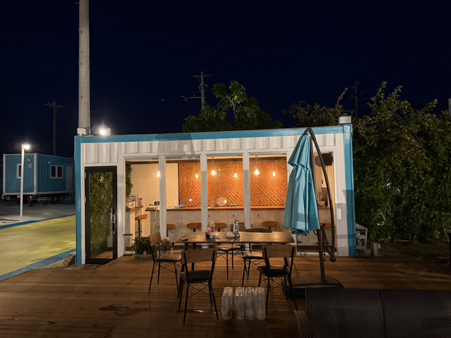 【CAFE&BAR】朝はゆったりコーヒー、夜はアルコールもご用意しております。サウナー御用達オロポも
