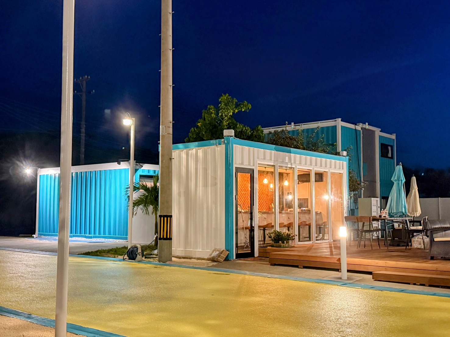 【CAFE&BAR】朝はゆったりコーヒー、夜はアルコールもご用意しております。サウナー御用達オロポも