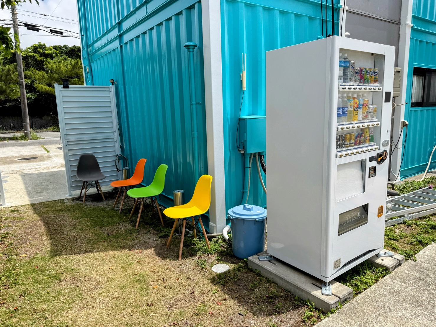 【自動販売機＆喫煙所】CAFE＆BARの奥にご用意。ソフトドリンクやアルコール販売中！